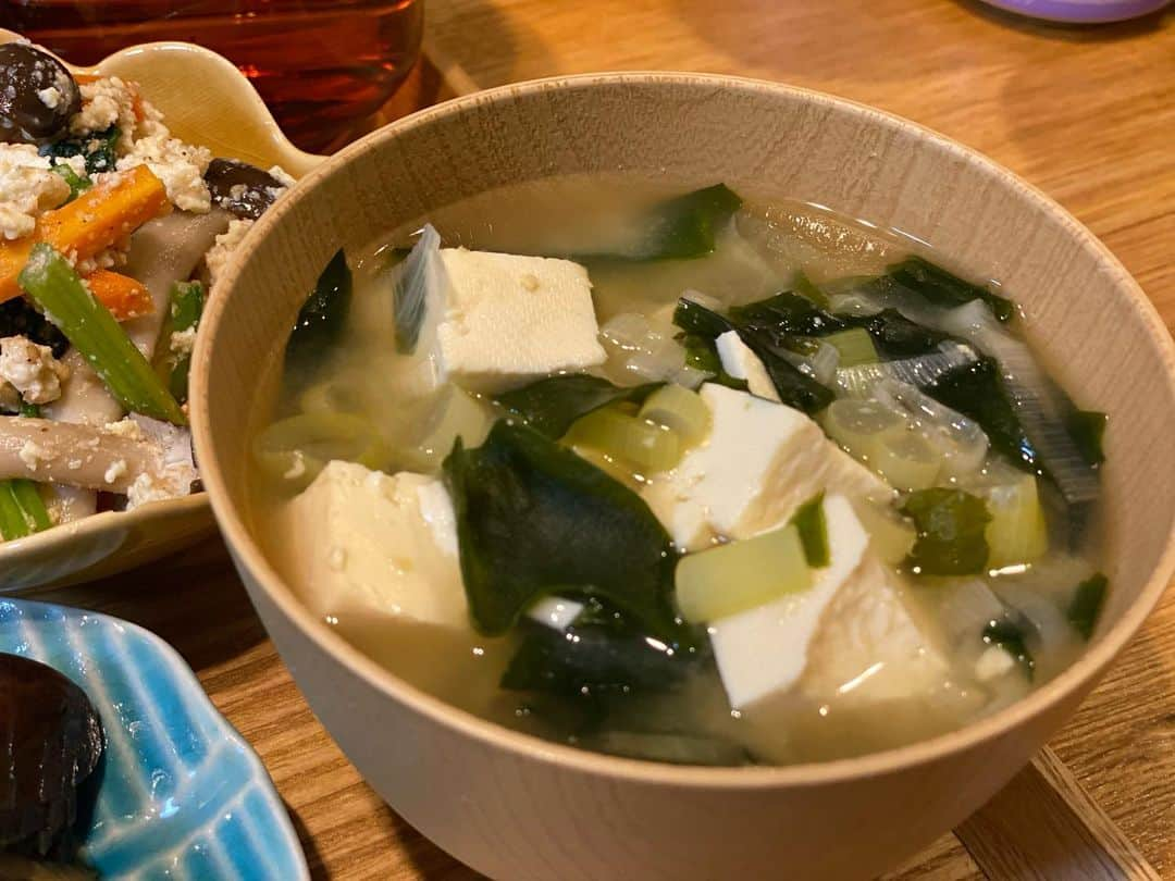 クロさんのインスタグラム写真 - (クロInstagram)「昨日の晩御飯👩🏽‍🍳🤍 ⁡ ✔︎秋刀魚と鮎の塩焼き ✔︎ほうれん草、しめじ、にんじんの白和え ✔︎ナスの焼き浸し（家庭菜園の大葉を添えて） ✔︎長ネギ豆腐わかめのお味噌汁 ✔︎玄米スーパー大麦ご飯 ✔︎スーパー大麦入りとうもろこしごはん ✔︎シャインマスカット でした！！ ⁡ ほっておくとお肉になりがちなのでおうちではお魚と思いつつ、ね、お肉って美味しいよね。 ⁡ 今月からピルを飲み始めていて、頭痛が減ることに期待していましたが全然減らない。 昨日も夕方前から頭痛くなってきて、そんな中夕飯作るの疲れた。ご飯作りって本当疲れるし、時間取られるし、そんなに美味しいわけでもないしマジで毎日お弁当頼んでる友達最強だわっっっ ⁡ 大葉がはえすぎて、なんかシワシワだよ？ お水が足りてない？ 重なりすぎて下の方の子は元気もないよ？？ ⁡ #定食ご飯 #お魚ご飯 #今日の晩御飯 #つくりおき食堂まりえ #お家ごはん #おうちごはん #時短ご飯 #dinner #簡単レシピ #レシピ #電子レンジご飯 #時短レシピ#yummy #delistagrammer #homecooking #tokyo #japanesefood #instafood #foodstagram #クロリサ的自炊 #おうちご飯 #クッキングラム #晩ごはん #instagood #instalike #tokyo #可愛い #大好き」9月28日 11時21分 - kuro_risa