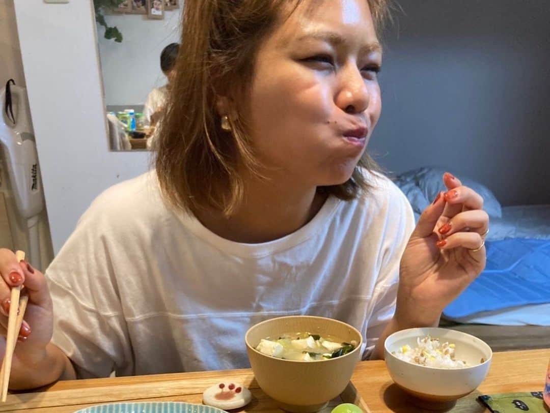 クロさんのインスタグラム写真 - (クロInstagram)「昨日の晩御飯👩🏽‍🍳🤍 ⁡ ✔︎秋刀魚と鮎の塩焼き ✔︎ほうれん草、しめじ、にんじんの白和え ✔︎ナスの焼き浸し（家庭菜園の大葉を添えて） ✔︎長ネギ豆腐わかめのお味噌汁 ✔︎玄米スーパー大麦ご飯 ✔︎スーパー大麦入りとうもろこしごはん ✔︎シャインマスカット でした！！ ⁡ ほっておくとお肉になりがちなのでおうちではお魚と思いつつ、ね、お肉って美味しいよね。 ⁡ 今月からピルを飲み始めていて、頭痛が減ることに期待していましたが全然減らない。 昨日も夕方前から頭痛くなってきて、そんな中夕飯作るの疲れた。ご飯作りって本当疲れるし、時間取られるし、そんなに美味しいわけでもないしマジで毎日お弁当頼んでる友達最強だわっっっ ⁡ 大葉がはえすぎて、なんかシワシワだよ？ お水が足りてない？ 重なりすぎて下の方の子は元気もないよ？？ ⁡ #定食ご飯 #お魚ご飯 #今日の晩御飯 #つくりおき食堂まりえ #お家ごはん #おうちごはん #時短ご飯 #dinner #簡単レシピ #レシピ #電子レンジご飯 #時短レシピ#yummy #delistagrammer #homecooking #tokyo #japanesefood #instafood #foodstagram #クロリサ的自炊 #おうちご飯 #クッキングラム #晩ごはん #instagood #instalike #tokyo #可愛い #大好き」9月28日 11時21分 - kuro_risa