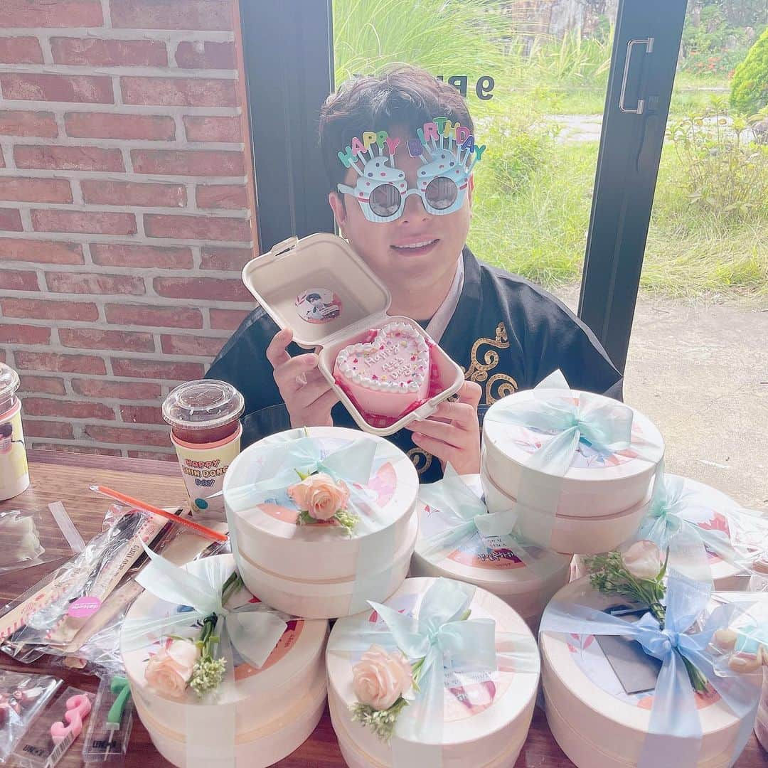 シンドン のインスタグラム：「매년 최고의 생일인듯!! 너무 고맙습니다!!」