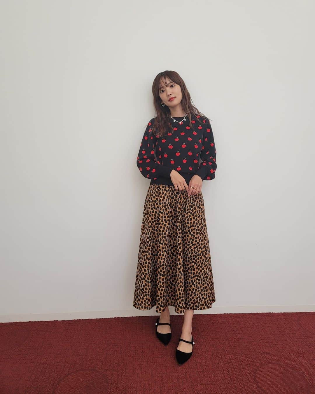 のインスタグラム：「今日は『Smile again！~人生宝箱~』 9/28(火)23：00 BSスカパー！で放送です😊💚 Knit&Skirt&Shoes @katespadeny Necklace @gemmaalus Earcuff @l.a.h._official Ring @ete_official」