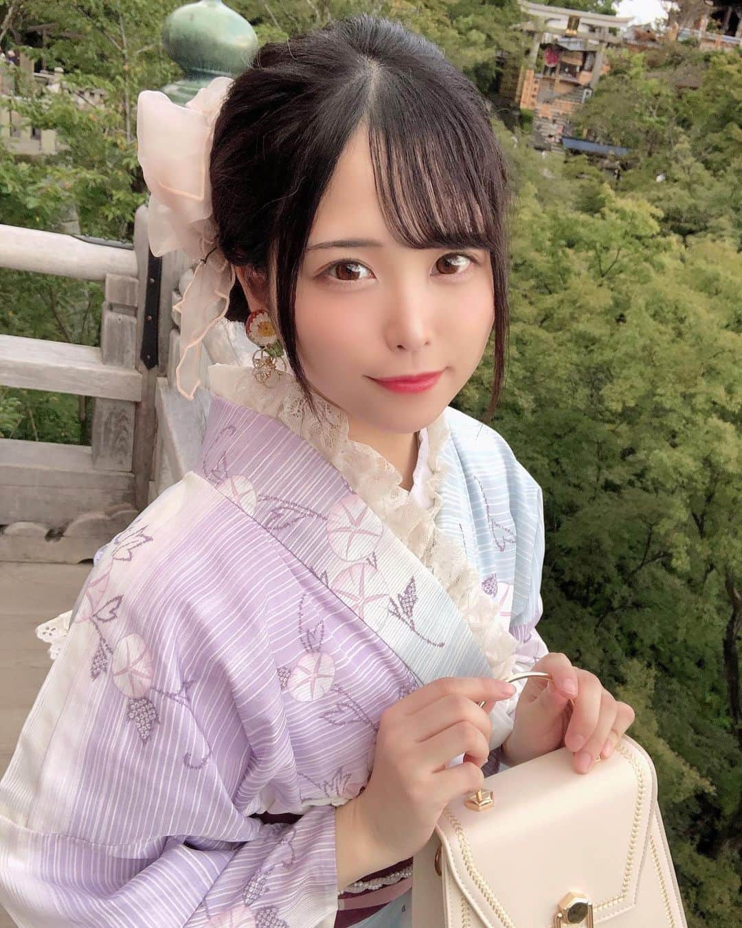 堀内玲さんのインスタグラム写真 - (堀内玲Instagram)「京都で着物コーデ👘💖  着物も可愛いんだけど小物にも注目して欲しい！耳のイヤリング可愛いでしょ🥰✨  大きめイヤリング普段あんまり付けないけど、絶対着物に似合う！と思って、アクセサリーショップ ミニョン♡ビジュさんでGETしてみました☺️🌟  女の子が可愛いと絶対思うピアス、イヤリング、指輪、ネックレスとか沢山あるからここのサイト見てみて欲しい！ めちゃくちゃオススメすぎて選ぶの大変だった🥺🙌  届いた時も包装とか梱包が丁寧で開けた瞬間感動した！ハンドメイドアクセサリー好きだなぁ🤤💭  💖@mignonnebijoux_official 💖@mignonnebijoux_accessory  もう一点GETしたのでまた投稿します🧚🏼‍♀️💎   #アクセサリーショップミニョンビジュ   #ハンドメイド  #アクセサリー   #イヤリング  #小物   #ハンドメイドアクセサリー   #ハンドメイドアクセサリー販売   #ハンドメイドアクセサリーイヤリング」9月28日 12時35分 - horiuchi_rei