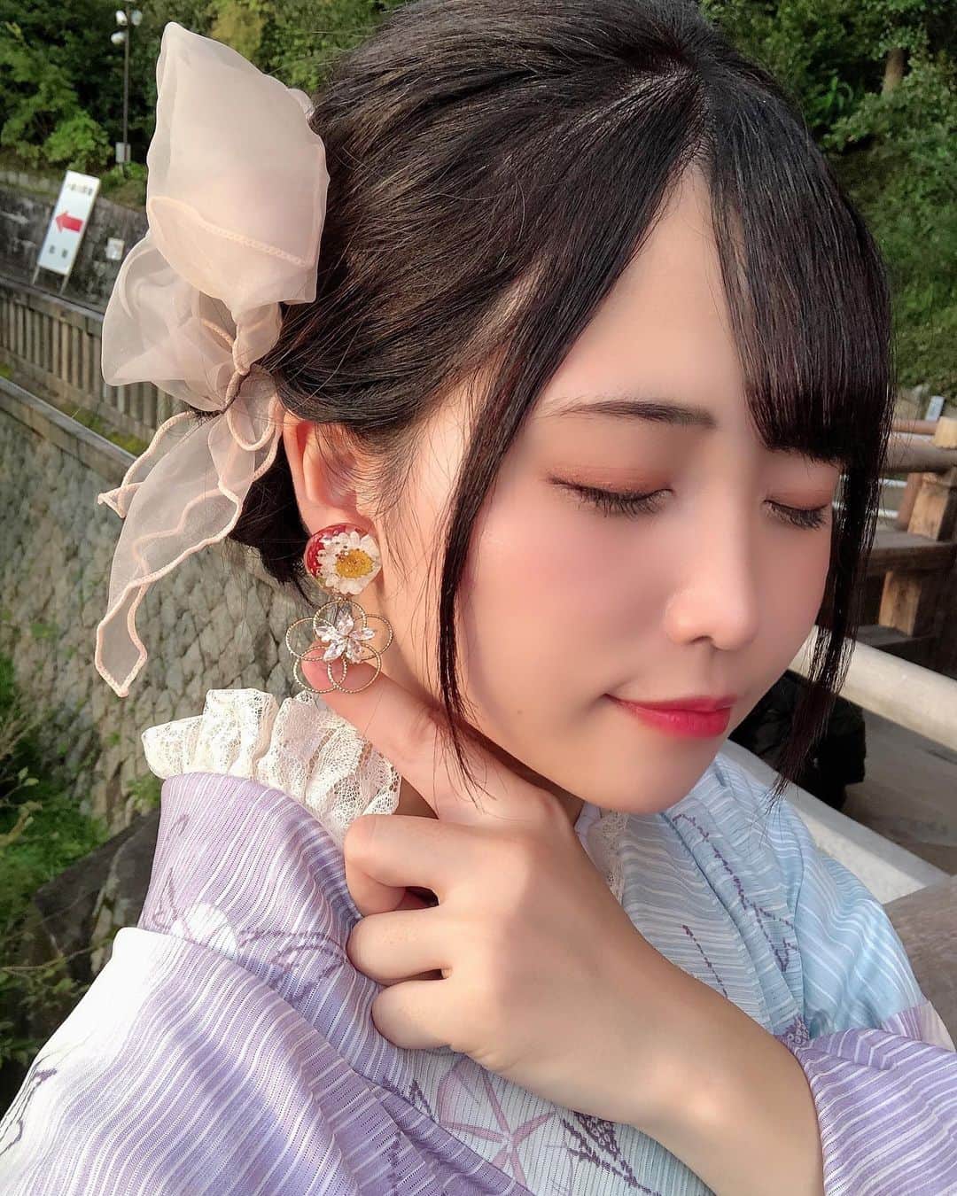 堀内玲さんのインスタグラム写真 - (堀内玲Instagram)「京都で着物コーデ👘💖  着物も可愛いんだけど小物にも注目して欲しい！耳のイヤリング可愛いでしょ🥰✨  大きめイヤリング普段あんまり付けないけど、絶対着物に似合う！と思って、アクセサリーショップ ミニョン♡ビジュさんでGETしてみました☺️🌟  女の子が可愛いと絶対思うピアス、イヤリング、指輪、ネックレスとか沢山あるからここのサイト見てみて欲しい！ めちゃくちゃオススメすぎて選ぶの大変だった🥺🙌  届いた時も包装とか梱包が丁寧で開けた瞬間感動した！ハンドメイドアクセサリー好きだなぁ🤤💭  💖@mignonnebijoux_official 💖@mignonnebijoux_accessory  もう一点GETしたのでまた投稿します🧚🏼‍♀️💎   #アクセサリーショップミニョンビジュ   #ハンドメイド  #アクセサリー   #イヤリング  #小物   #ハンドメイドアクセサリー   #ハンドメイドアクセサリー販売   #ハンドメイドアクセサリーイヤリング」9月28日 12時35分 - horiuchi_rei