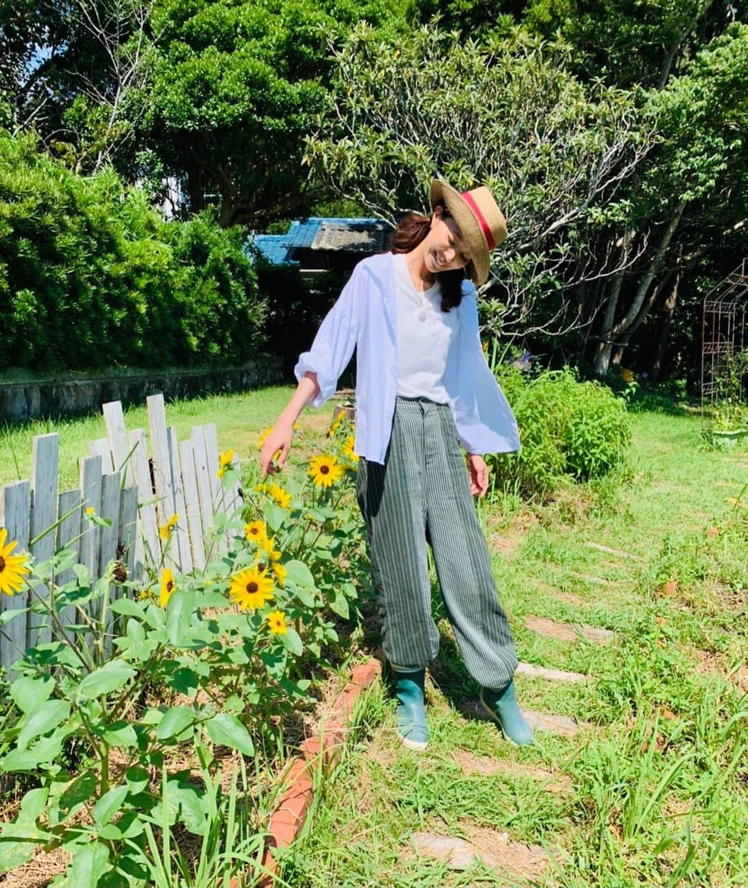 滝沢沙織さんのインスタグラム写真 - (滝沢沙織Instagram)「最近は少しづつ気温も下がってきて、夏の向日葵🌻も懐かしくなってきました😁✨ 本日は夜7:30〜毎週火曜日レギュラー出演中のBSプレミアム「晴れ、ときどきファーム！」再放送のオンエアとなります‼️ 今回のテーマは『アップルパイ🍎』 秋になって、いよいよリンゴちゃんも美味しい季節っ💖 皆様も美味しい〜アップルパイを作ってみませんか😆✨ 是非ご覧下さいませー‼️ #滝沢沙織 #長野博 #村上知子 #晴れときどきファーム #毎週火曜 #夏が恋しい #暑い日 #向日葵 #ヒマワリ #アップルパイ #美味しいアップルパイ #作り方 #畑 #菜園 #farm #cooking」9月28日 12時53分 - saori_takizawa.official