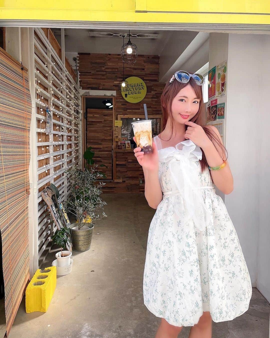 坂地久美さんのインスタグラム写真 - (坂地久美Instagram)「🌈 久米島 🌈  での  💖 sweets 💖 😋  🧋🍧🍉  #久米島 #くーみん #球美の島 #球美 #久米島スイーツ #スイーツ #はての浜 #ロケ撮影 #海 #沖縄 #離島 #kumejima #iland #kumeiland #hatenohama #japan  #japanesegirl #japanesemodel #インスタグラビア #グラビア #グラビアアイドル #グラドル #アンニュイ #アンニュイヘア #アンニュイ女子 #グラビアdvd #dvd発売 #sakachikumi #kumisakachi #坂地久美」9月28日 13時42分 - sakachikumi