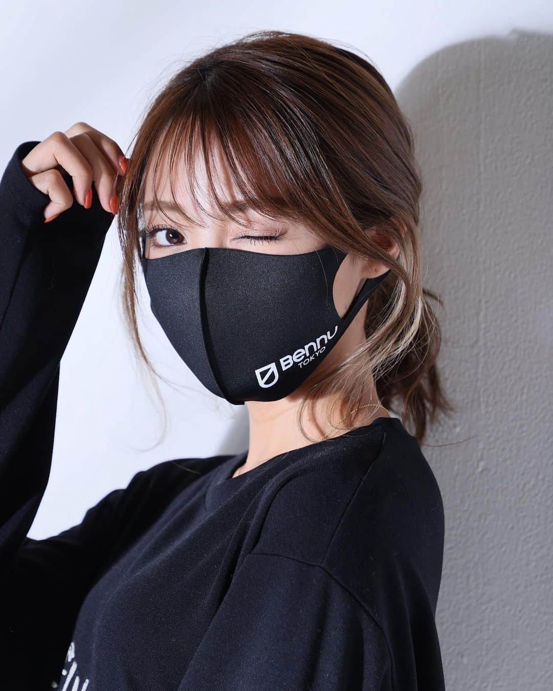 志田友美（ゆうみん）のインスタグラム：「📖🖤  Bennu 21AW Collection モデルやらせていただいてます👯  お久しぶりの豊さんとも撮影！鎧武ぅ🥺🍌  楽しい撮影でした✌︎💭  これからどんどん写真出るのでお楽しみに✨  ➠ @bennu_tokyo」