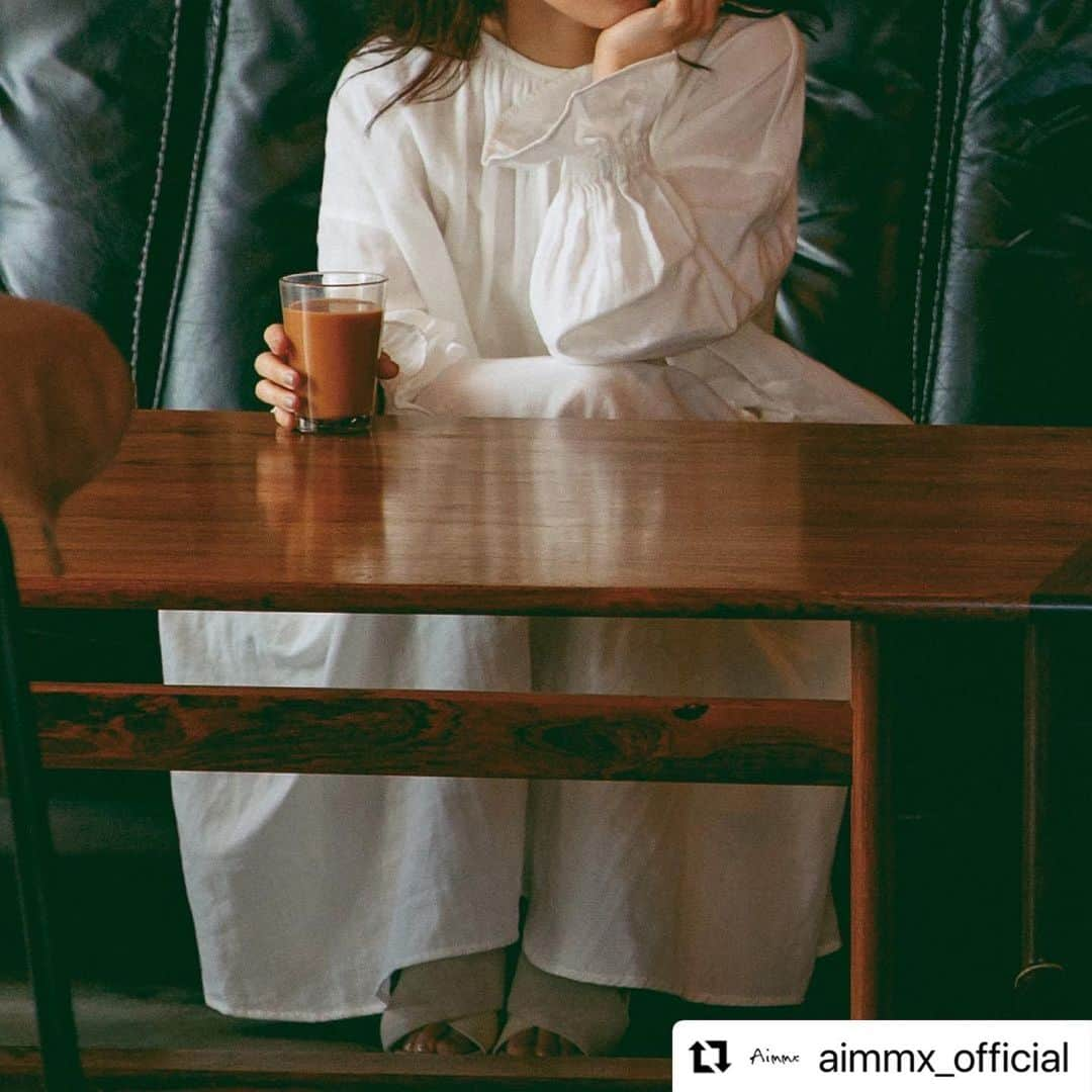 高橋愛さんのインスタグラム写真 - (高橋愛Instagram)「☕️ ㅤㅤㅤㅤㅤㅤㅤㅤㅤㅤㅤㅤㅤ ついに、発表されました☺️💗 ㅤㅤㅤㅤㅤㅤㅤㅤㅤㅤㅤㅤㅤ 作ったのは アイシャドウパレット でした！ ㅤㅤㅤㅤㅤㅤㅤㅤㅤㅤㅤㅤㅤ クイズにお答えくださった 皆さん！ ありがとうございました😆🌏💗ㅤㅤㅤㅤㅤㅤㅤㅤㅤㅤㅤㅤ どうですかぁ？ 分かりましたか😋？  ㅤㅤㅤㅤㅤㅤㅤㅤㅤㅤㅤㅤㅤ #Repost @aimmx_official with @make_repost ・・・ 〘 01 CAFE BEIGE☕️ 〙️ 誰でも使える定番ボーダーレスカラー  チェイサー／ハイライターを含む5色のアイシャドウパレット🎨 「ファッション」をキーワードに、スタイル、性別問わず使いやすいカラーで構成  植物由来保湿成分「オリーブスクワラン」の配合や、環境に配慮した紙製パレットを採用🌍 高橋愛のこだわりが随所に詰まったアイシャドウパレット💛  ・10月4日 12:30~ 楽天市場にて"最速先行予約"開始 ・10月20日より全国発売開始  ※商品の詳細・楽天市場予約特典はプロフィールのURLからチェック✅  #Aimmx #アイムミクス #高橋愛 #愛メイク #アイシャドウパレット #アイムミクスアイシャドウ #アイシャドウ #makemx #メイクミクス #CAFEBEIGE #FLOWERPINK #カフェベージュ #フラワーピンク #コスメ #新作コスメ #メイク #プチプラコスメ #オーガニックコスメ #ナチュラルコスメ  #オーガニックメイク #ナチュラルメイク #シェアコスメ #メンズメイク」9月28日 15時11分 - i_am_takahashi