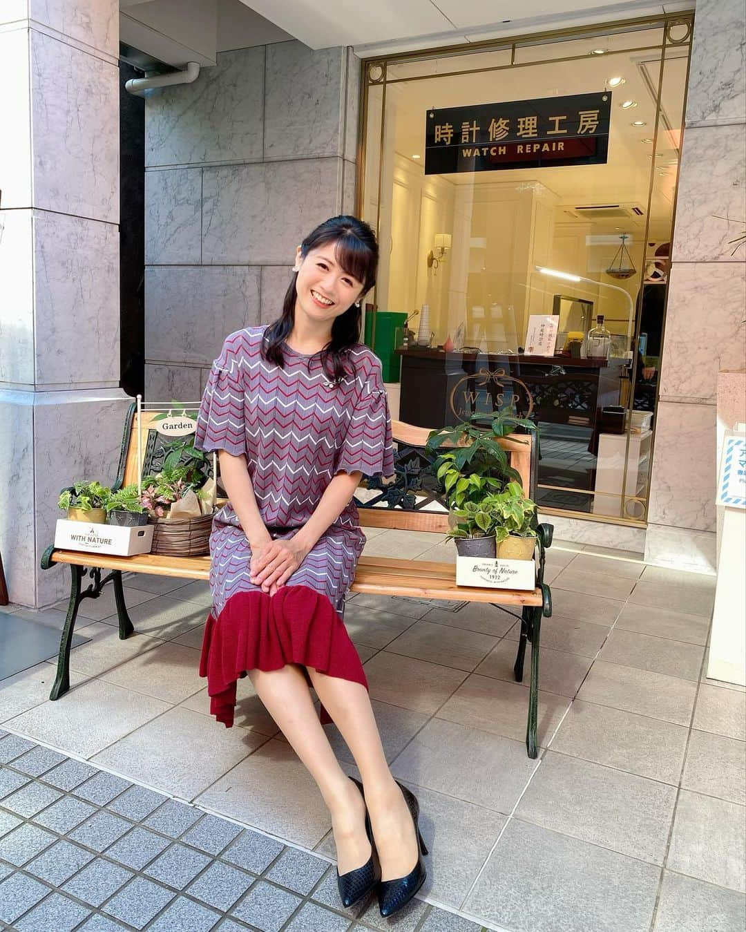 松尾依里佳さんのインスタグラム写真 - (松尾依里佳Instagram)「Youtubeチャンネルの動画ご覧くださったみなさまありがとうございます♡  髪をバッサリ切ったあとの私としては 切る前の自分を見て「こんなんだったっけ？」と既に思ってしまうところがあります…笑笑 こちらも同じく髪を切る前の私  今月のdesknet's NEOのユーザーさま訪問は @nakaniwa_wisp 大阪・心斎橋の仲庭時計店さまです♪  とてもラグジュアリーでシャンデリアの暖かい光が広がる店内にはキラキラときらめく時計の数々が展示されていました！ 国内メーカーや海外輸入時計を幅広くお取り扱いで、私もステキな時計が欲しくなってしまいました〜！🥰  修理工房もお持ちでアフターサービスも安心🌟 お土産までいただきお心遣い本当に感謝でした💓  #デスクネッツネオ #desknetsneo  #グループウェア #情報共有 #ユーザーさま訪問 #仲庭時計店 さま #創業明治27年 #機械式時計 #機械式腕時計 #高級時計 #国内メーカー時計 #修理工房 #記事をご覧くださったみなさまありがとうございました💓」9月28日 15時33分 - erika.matsuo