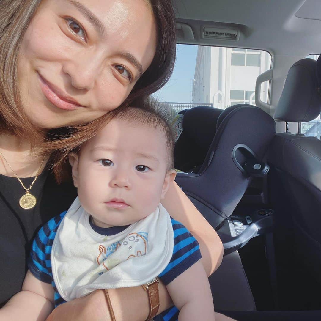 小泉里子のインスタグラム：「サンセットを見に海まで行ったけど、暑くて車内から。笑  この前は、久しぶりに偏頭痛で1日ダウン⤵️ 妊娠してからご無沙汰だった偏頭痛も体の戻りと共に戻ってきたのかー🥲 首を冷やして、普段飲まないコーヒーを飲むと少しマシになるけど それでもダメなら薬飲む。 適度な運動と柔軟して、ベストコンディションでいられるように頑張ろ♡ #40歳からの子育て #satokodubai」
