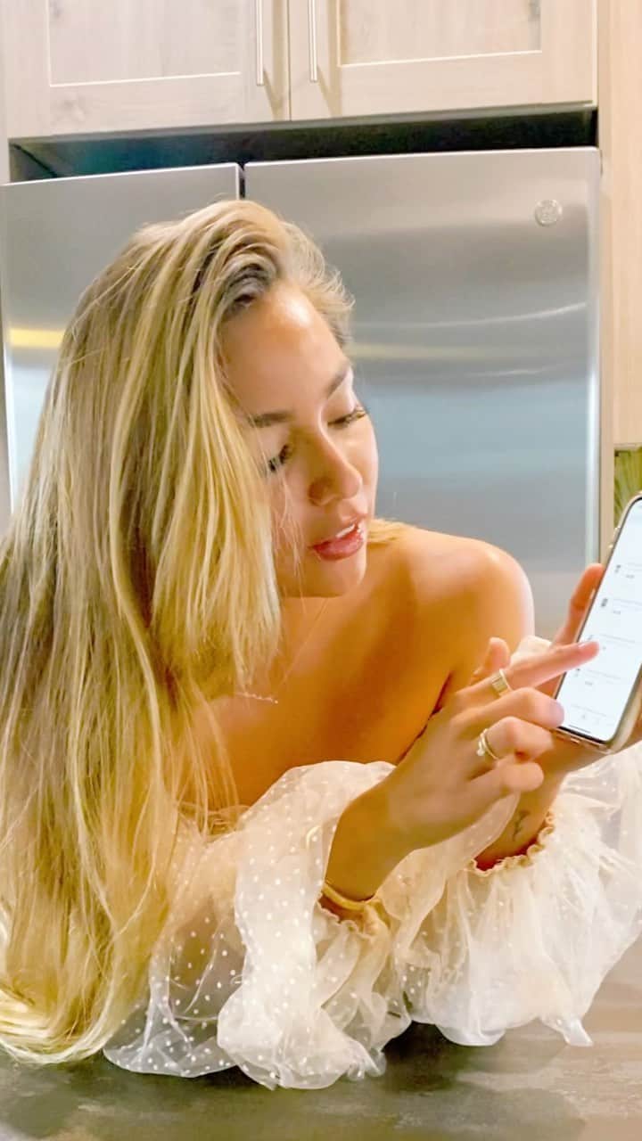 ティア・ブランコのインスタグラム：「Wow! Talk about speedy fast 😉 that was crazy @shopvejii 🤣🤣🤣🥳 hahaha all jokes aside, go to shopvejii.com and order their express items for a quick & easy delivery! They have so many incredible vegan brands available 🍪🍿🍫🍰🧁🍕🥪🍬🍦」