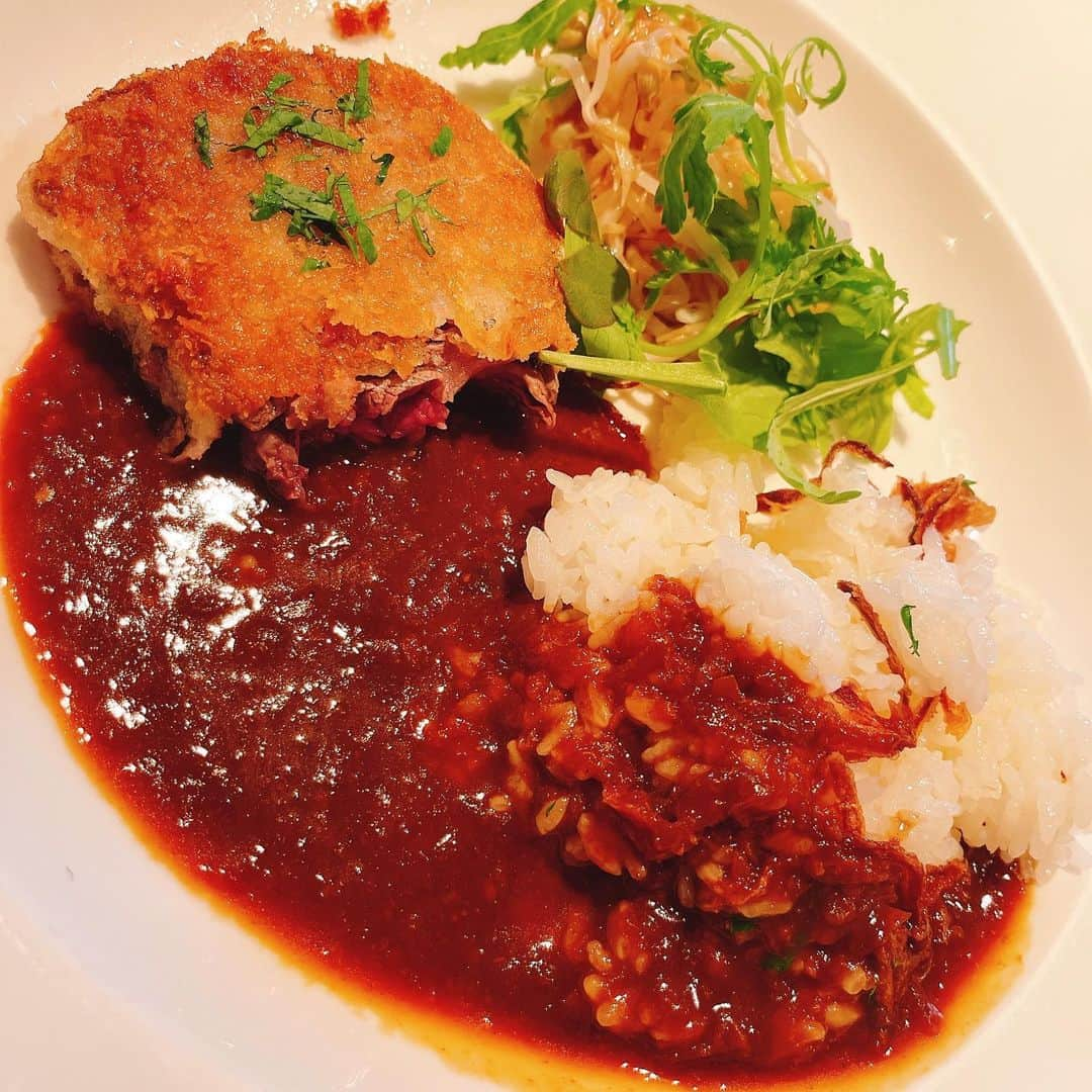 スザンヌさんのインスタグラム写真 - (スザンヌInstagram)「念願の🙏💕 #洋食の店橋本 さんのカレー🍛を求めて♡  はぁぁぁぁん♡ （わたし的）史上最強カレー🤤❤️ ごくごく飲みたいくらい美味しかった♡ ヒレカツも前菜もスープも、ババロアも！ぜーっっんぶ美味しかったよ☺️  また行きたいなぁ🤤もう行きたいなぁ🍛おかわりカレー🍛スタイルで胃袋２つあればいいのに🙏って本気で思った ！！それでも帰りはパンツのボタン外さないと座れないくらいはたいらげたよ♡  ご馳走さまでした🙏  ミニワンピで気合い入れて行ったら、 きーちゃん（還暦母💃）はもっと短いスカートに素足にサンダル👡だった😂 なんかいろいろ負けてる♡笑笑  でもひーさしぶりの親子ランチ🍽楽しかったなぁ♡♡♡  #熊本グルメ」9月28日 17時59分 - suzanneeee1028