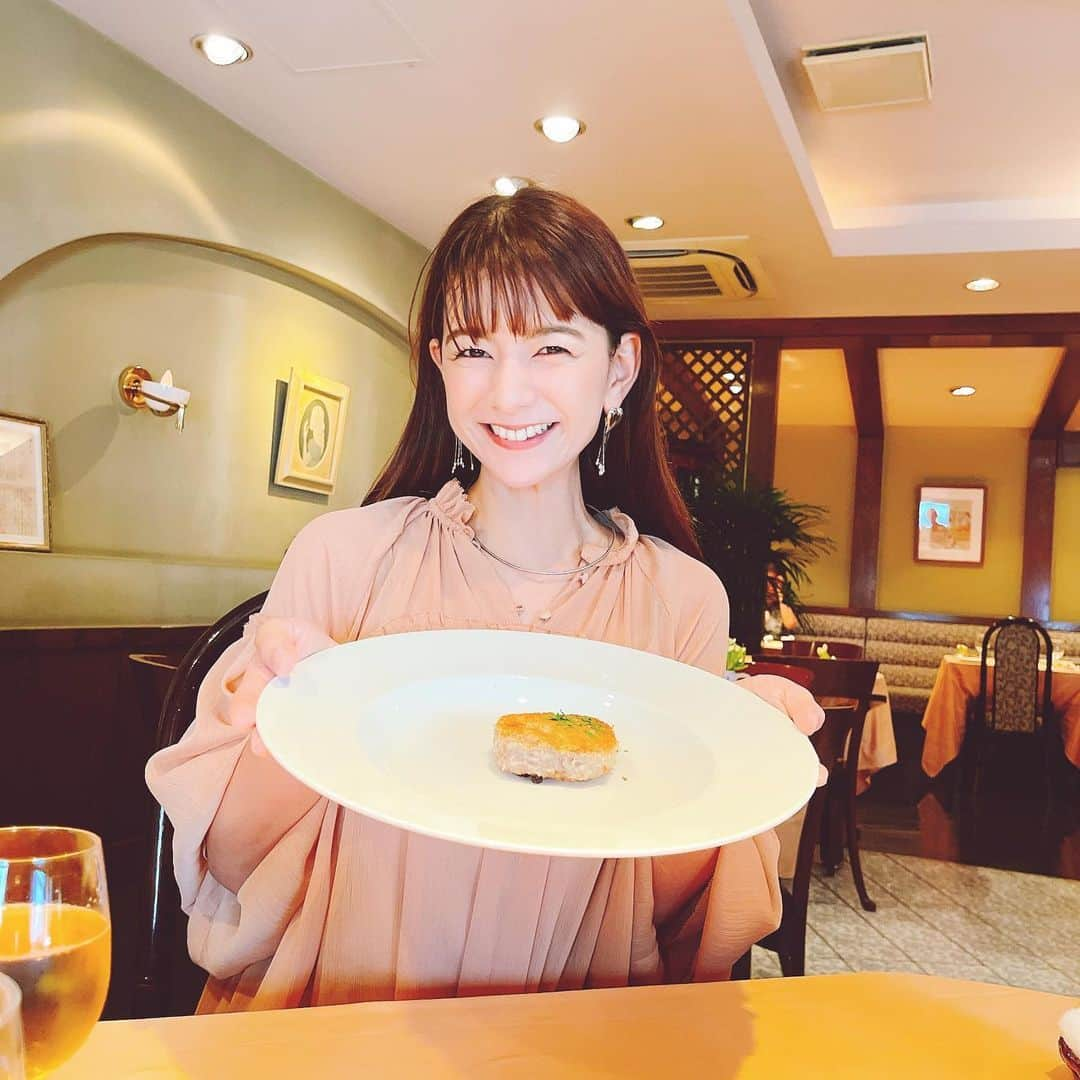 スザンヌさんのインスタグラム写真 - (スザンヌInstagram)「念願の🙏💕 #洋食の店橋本 さんのカレー🍛を求めて♡  はぁぁぁぁん♡ （わたし的）史上最強カレー🤤❤️ ごくごく飲みたいくらい美味しかった♡ ヒレカツも前菜もスープも、ババロアも！ぜーっっんぶ美味しかったよ☺️  また行きたいなぁ🤤もう行きたいなぁ🍛おかわりカレー🍛スタイルで胃袋２つあればいいのに🙏って本気で思った ！！それでも帰りはパンツのボタン外さないと座れないくらいはたいらげたよ♡  ご馳走さまでした🙏  ミニワンピで気合い入れて行ったら、 きーちゃん（還暦母💃）はもっと短いスカートに素足にサンダル👡だった😂 なんかいろいろ負けてる♡笑笑  でもひーさしぶりの親子ランチ🍽楽しかったなぁ♡♡♡  #熊本グルメ」9月28日 17時59分 - suzanneeee1028