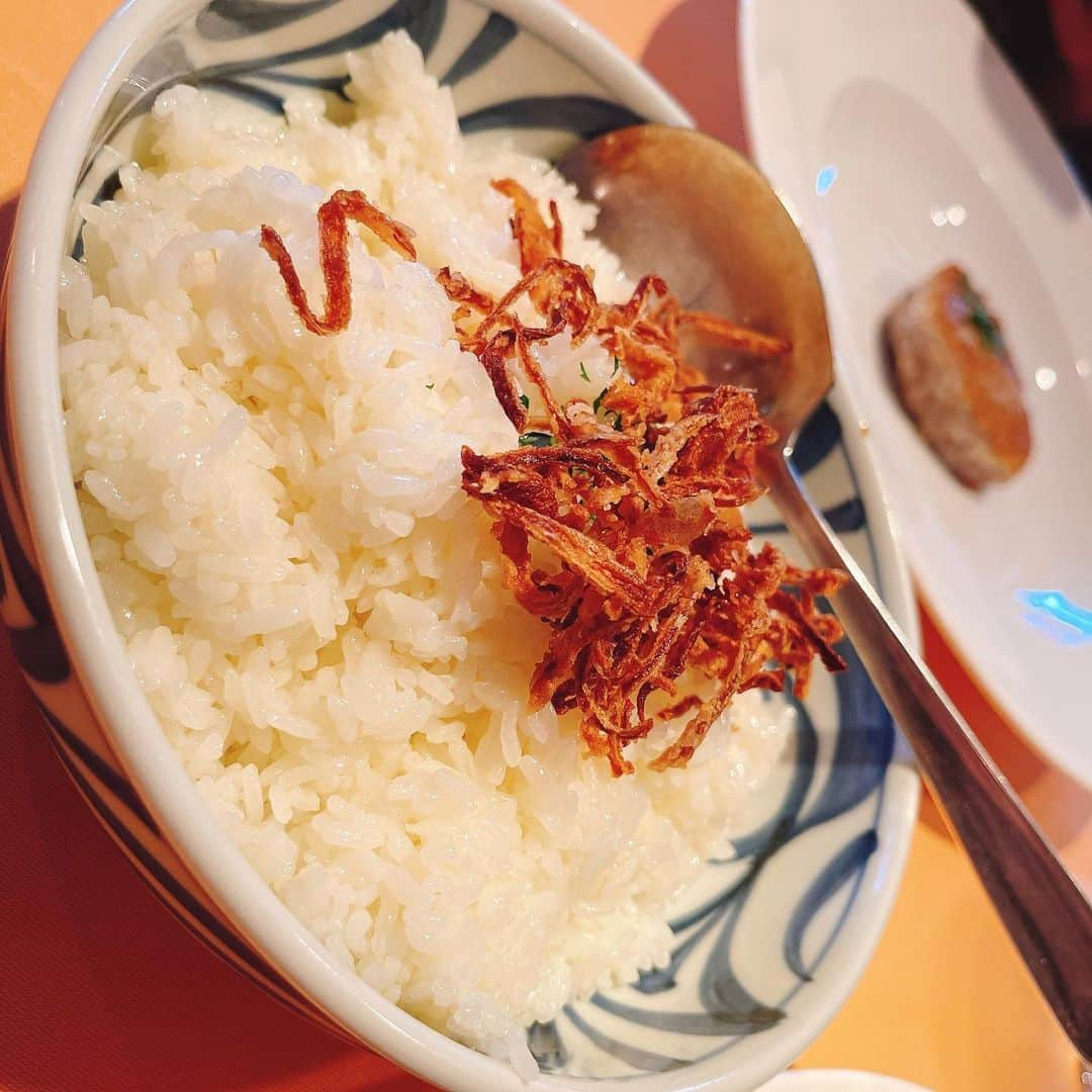 スザンヌさんのインスタグラム写真 - (スザンヌInstagram)「念願の🙏💕 #洋食の店橋本 さんのカレー🍛を求めて♡  はぁぁぁぁん♡ （わたし的）史上最強カレー🤤❤️ ごくごく飲みたいくらい美味しかった♡ ヒレカツも前菜もスープも、ババロアも！ぜーっっんぶ美味しかったよ☺️  また行きたいなぁ🤤もう行きたいなぁ🍛おかわりカレー🍛スタイルで胃袋２つあればいいのに🙏って本気で思った ！！それでも帰りはパンツのボタン外さないと座れないくらいはたいらげたよ♡  ご馳走さまでした🙏  ミニワンピで気合い入れて行ったら、 きーちゃん（還暦母💃）はもっと短いスカートに素足にサンダル👡だった😂 なんかいろいろ負けてる♡笑笑  でもひーさしぶりの親子ランチ🍽楽しかったなぁ♡♡♡  #熊本グルメ」9月28日 17時59分 - suzanneeee1028