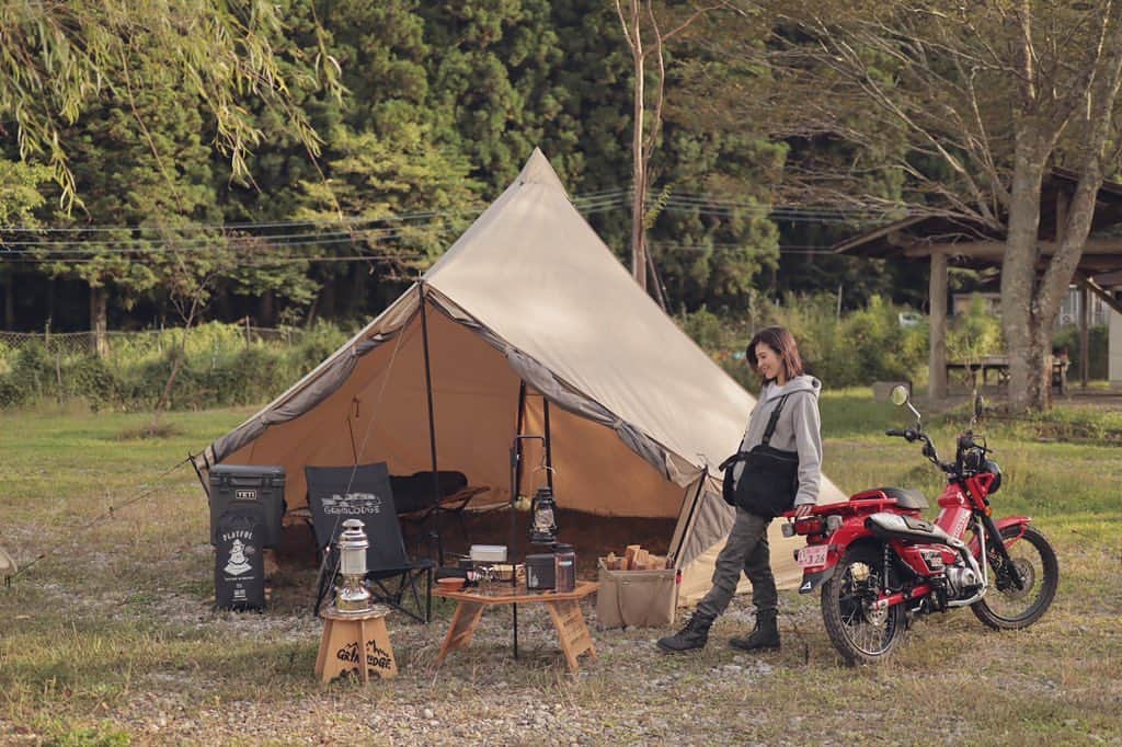 采女華さんのインスタグラム写真 - (采女華Instagram)「撮影で道志村へ。 ハンターカブ × キャンプ🛵🏕 来月発売のMr.Bike BG 11月号をお楽しみに☝🏻  Motorcycles are essential for my life. They always give me something to enjoy, and give me the energy to go on.  My autumn started with a camping trip with #huntercub #ct125 #honda  #ソロキャンプ #バイク女子 #キャンプ女子 #キャンプツーリング #キャンプ好きな人と繋がりたい #ハンターカブ #サバティカル #バイク #キャンプ #キャンプギア  #thelitas #pomuresica96 #thearth #deviseworks #yeti #helinox #petromax #mountainresearch #thenorthface #nalgen #camping #motorcycle」9月28日 18時20分 - 87uneme