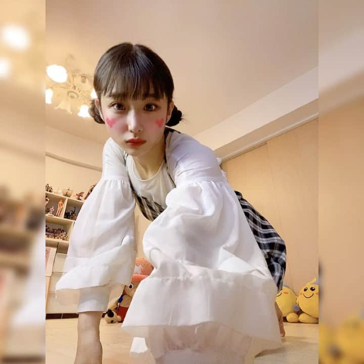 のインスタグラム：「🦌🦋 #chopper #KissMeMore #DojaCat #bgirl #breakin #breakdance #dancer #bboying #worldpowermoves #hollowback #frezze #freezeoftheday #girlpower #powermove #powermoves #handstand #handstandpractice #homepractice #ブレイクダンス #ダンサー #逆立ち #筋トレ #筋トレ女子 #ボディメイク #宅トレ #自重トレーニング#oldclothes #teddybear #bgirlcocoa #お団子ヘア」