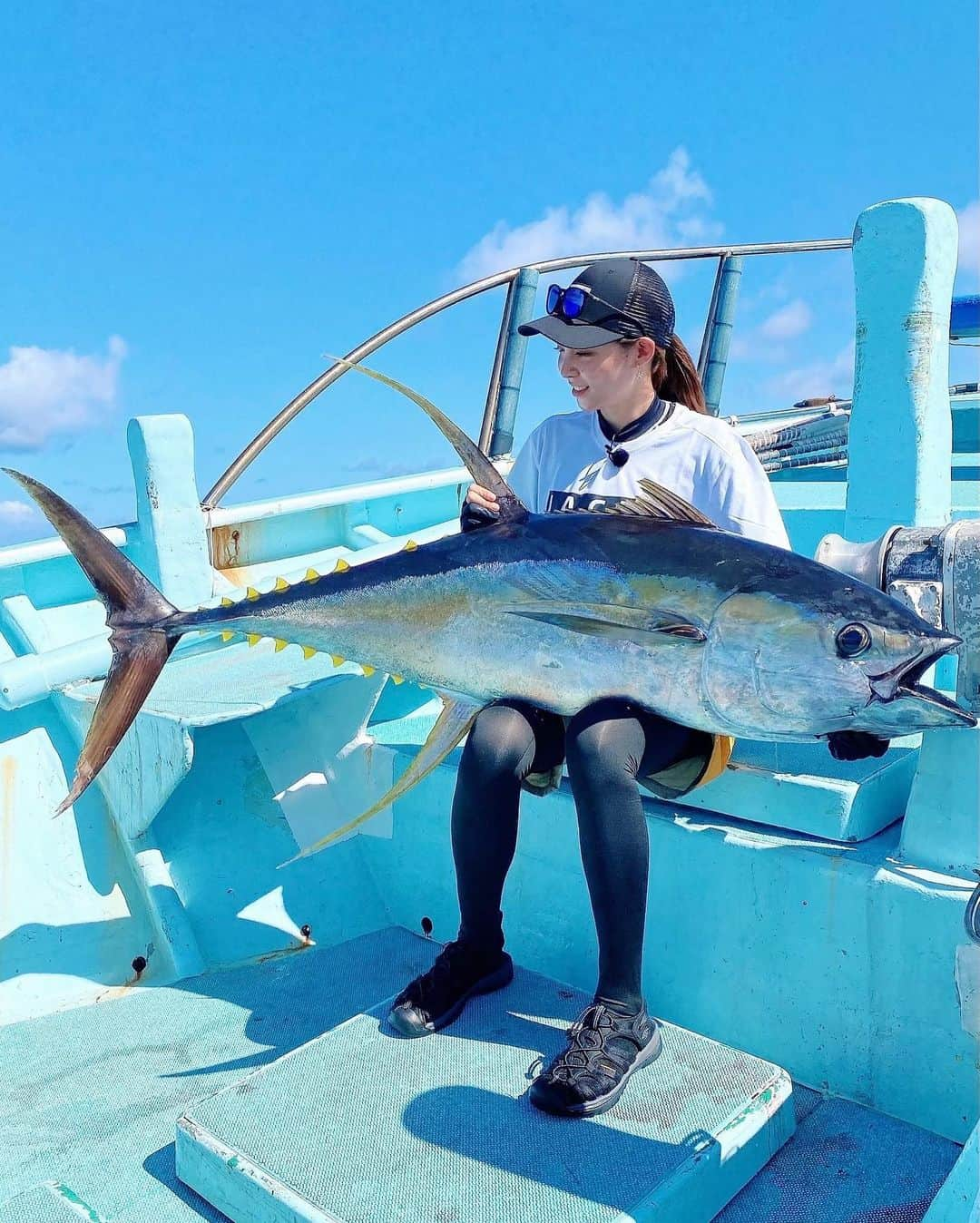 利水翔さんのインスタグラム写真 - (利水翔Instagram)「. 46キロ　キハダマグロ🐟 色が凄く綺麗でかっこよかったです😭✨  釣り上がって膝に乗せた時は 放心状態で頭が真っ白になっていました😭  ⁡ TSURI na KIBUN 再放送で 是非チェックしてみて下さい✨ 日程はこちらから↓ ⁡ #17 #キハダ 9/29（水）16:00 9/30（木）09:00 10/1（金）19:00 10/2（土）14:00 10/5（火）06:00 ⁡ #7 #ルアー 10/18（月）20:00 10/20（水）16:00 10/21（木）25:00 ⁡ #6 #ワラサ 10/19（火）06:00 ⁡ ⁡ ⁡ ⁡ ⁡ ⁡ ⁡ ⁡ ⁡ ⁡ ⁡ ⁡ ⁡ ⁡ ⁡ ⁡ ⁡ ⁡ ⁡ ⁡ ⁡ ⁡ ⁡ ⁡ ⁡ ⁡ ⁡ ⁡ #enjoy #smile #happy #fishing #Yellowfintuna #TSURInaKIBUN #Marlintuna ⁡#jackwlofskin #miyakojima」9月28日 18時27分 - tsubasa.toshimizu