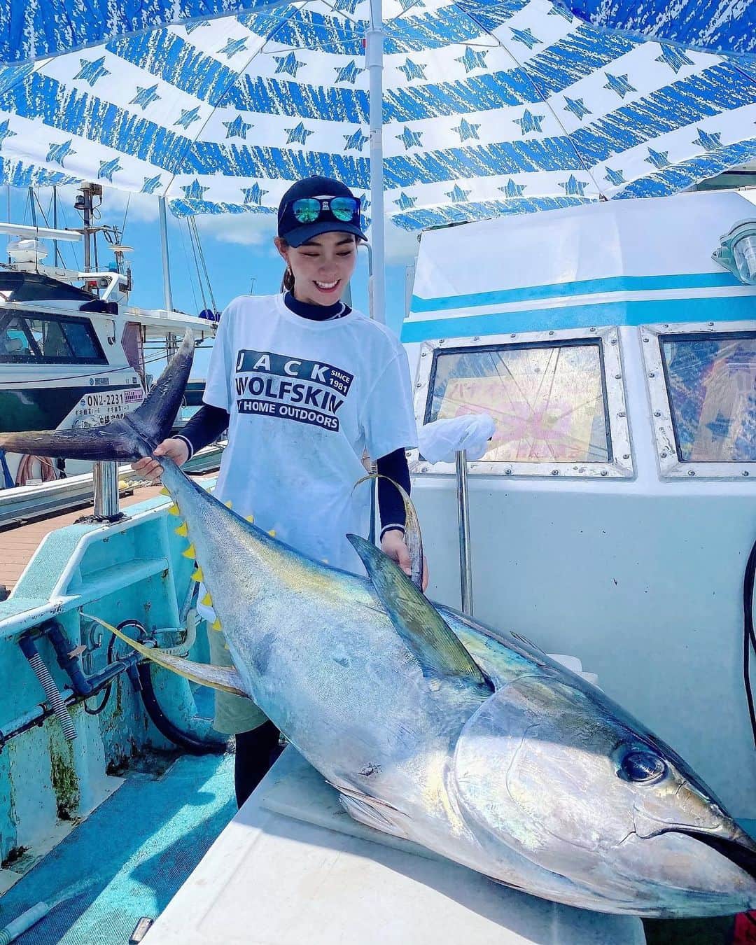 利水翔のインスタグラム：「. 46キロ　キハダマグロ🐟 色が凄く綺麗でかっこよかったです😭✨  釣り上がって膝に乗せた時は 放心状態で頭が真っ白になっていました😭  ⁡ TSURI na KIBUN 再放送で 是非チェックしてみて下さい✨ 日程はこちらから↓ ⁡ #17 #キハダ 9/29（水）16:00 9/30（木）09:00 10/1（金）19:00 10/2（土）14:00 10/5（火）06:00 ⁡ #7 #ルアー 10/18（月）20:00 10/20（水）16:00 10/21（木）25:00 ⁡ #6 #ワラサ 10/19（火）06:00 ⁡ ⁡ ⁡ ⁡ ⁡ ⁡ ⁡ ⁡ ⁡ ⁡ ⁡ ⁡ ⁡ ⁡ ⁡ ⁡ ⁡ ⁡ ⁡ ⁡ ⁡ ⁡ ⁡ ⁡ ⁡ ⁡ ⁡ ⁡ #enjoy #smile #happy #fishing #Yellowfintuna #TSURInaKIBUN #Marlintuna ⁡#jackwlofskin #miyakojima」