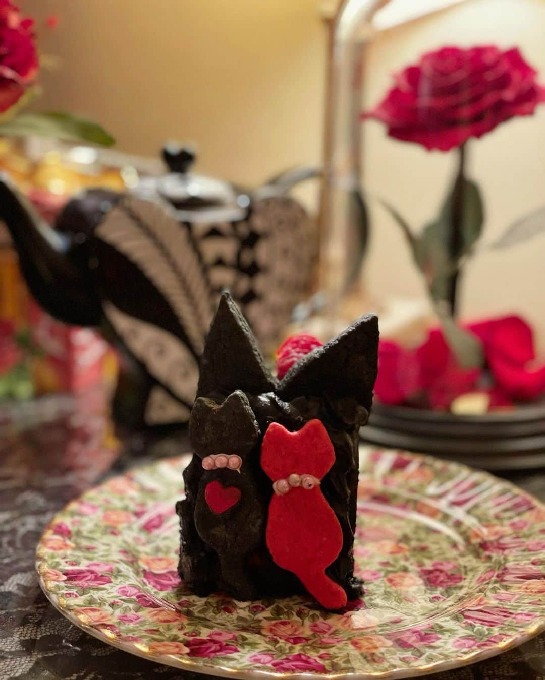 桜井莉菜さんのインスタグラム写真 - (桜井莉菜Instagram)「【 @cafe_acorite 】さんが 私の黒猫コスの為に作ってくれたケーキが可愛すぎるっ🎂🐈‍⬛❤️ ホールの時も可愛過ぎたけど、 切ったらネコミミになってるなんて❣️🐱✨ ここのカフェは、お皿とティーポットが自由に選べるんだけど、 本当にどれも可愛過ぎていつも選ぶだけでめちゃめちゃ時間かかる🤣💕 今回は赤と黒と薔薇をイメージして選びました🌹🖤 9月18日からハロウィンアフタヌーンティーが始まったみたいだから、皆様も是非仮装して行ってみて下さい🖤🖤🖤  #目白#目白カフェ#アフタヌーンティー#ハロウィン#コスプレ#仮装#ケーキ#黒猫」9月28日 18時33分 - rina__sakurai