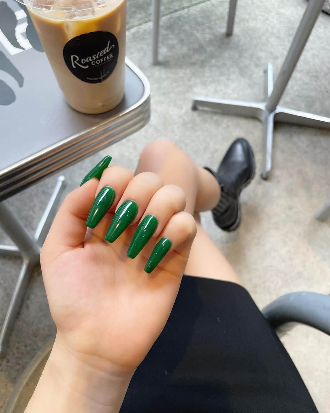 三村亜美のインスタグラム：「・ green nail🟢💅💚 濃い緑って可愛いなぁ🌿 @ankhcross_nail  #newnail#greennail#グリーンネイル」