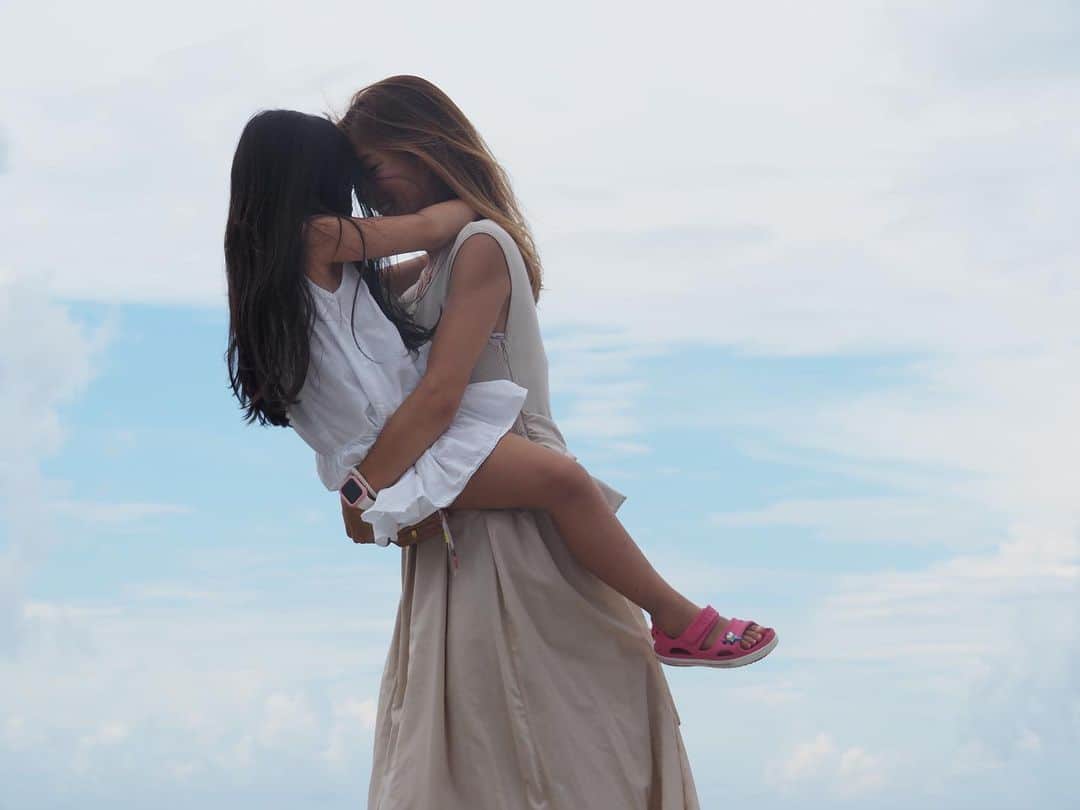 林真唯のインスタグラム：「Where did the time go??🥺 My little girl is 7 today!!! I’m so lucky you are mine! I’ll always be with you♡  昨日急に6歳じゃなくなっちゃうことが寂しく感じちゃって、、 小学生になると本当あっという間だよってみんないうから 今一緒に遊んでくれる時間をもっともっと大切にしないと♡ #myprincess #7thbirthday #disneybirthday #7歳誕生日」