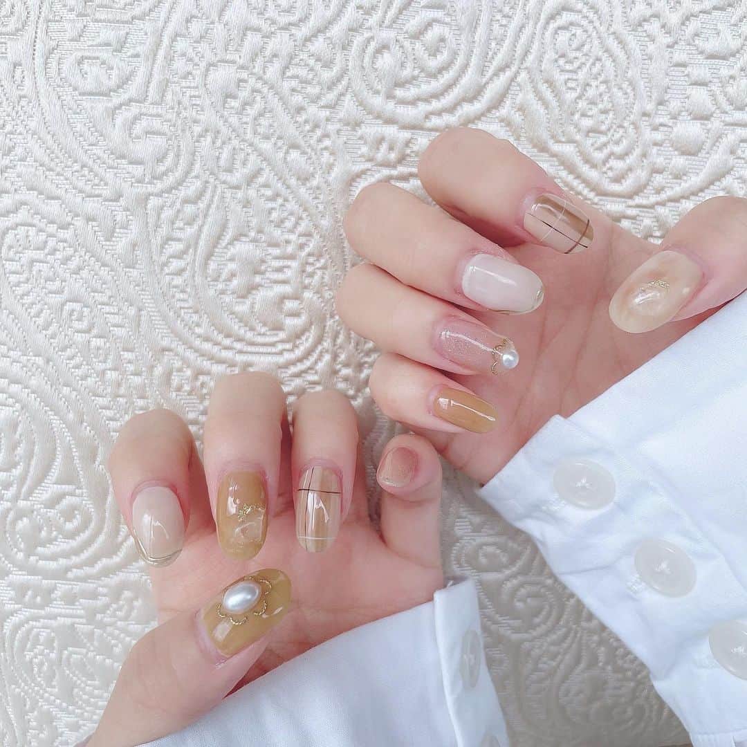 畑美紗起のインスタグラム：「秋ネイル💅🍁🤍 秋色もチェックもかわいい…☺︎  2週間前にしたからちと伸びた💭  @akane.4.8   #ネイル #ネイルデザイン #秋ネイル #秋 #nail #nails #nailart #nailsofinstagram #instagood #shooting」