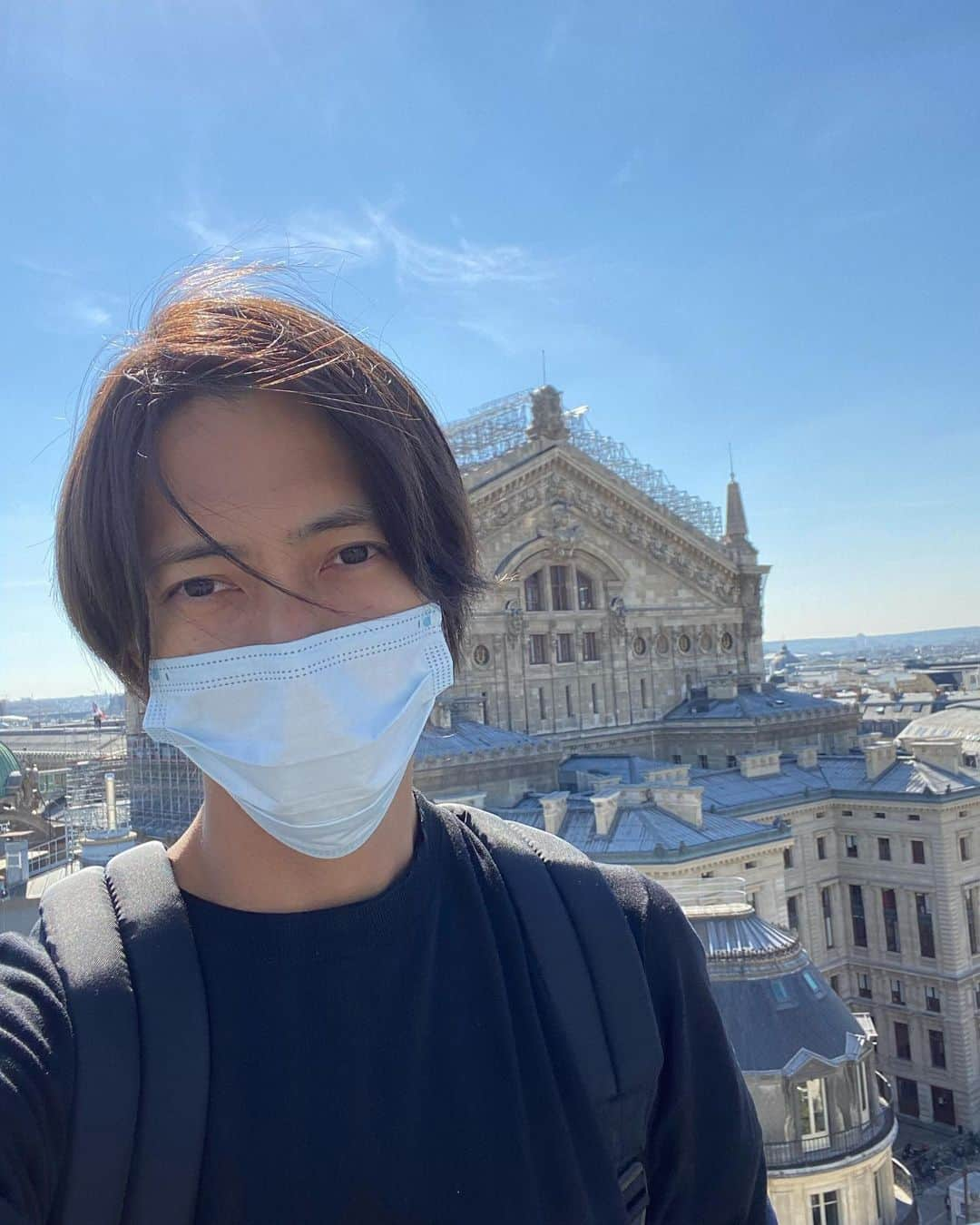 山下智久さんのインスタグラム写真 - (山下智久Instagram)「翔くん相葉くんご結婚おめでとうございます。 翔くんがまだ学ランを来ていた頃、 着こなしが本当にお洒落でかっこよくて、中学生になりたての僕は、憧れて同じローファーを買って、ボタンを二つ外して登校していました。笑 相葉くんは、小学生の時 初めてのドラマで共演させて頂きました。その時、僕の知らない音楽を教えてくれて、それが本当にかっこよくて、すぐCDを買って、今でもその音楽を聞き返す事があります。今思えば音楽が好きになる入り口だったかもしれません。 2人とも最高に優しいお兄さんでした。ありがとうございます！ どうぞ末長くお幸せに。心からの祝福をお贈りいたします。  Sho-kun, Aiba-kun, Congratulations on your wedding! I remember when When Sho-kun was still rocking that High school uniform. The way he dressed even then was so fashionable.  I was a junior high school student, but I wanted to buy the same loafers and wear my jacket unbuttoned the same way to school. Haha When I was in the 6th grade I co-starred in my first drama with Aiba-kun. At that time, he showed me a new world of music that I didn't know,. I bought the CD right away and I still listen to it sometimes.  Now that I think about it, it maybe where my love for music started. Both of them were the kindest brothers.  Thank you! Please be happy for a long time.  I would like to give you my heartfelt blessing.」9月28日 19時13分 - tomo.y9