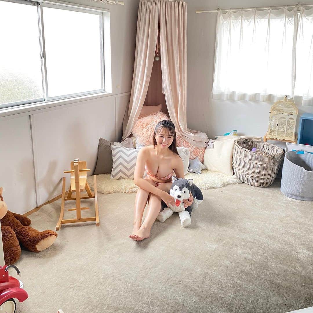 本郷柚巴のインスタグラム：「にらめっこ🐶  #ヤングチャンピオン さん #発売中  #オフショット」