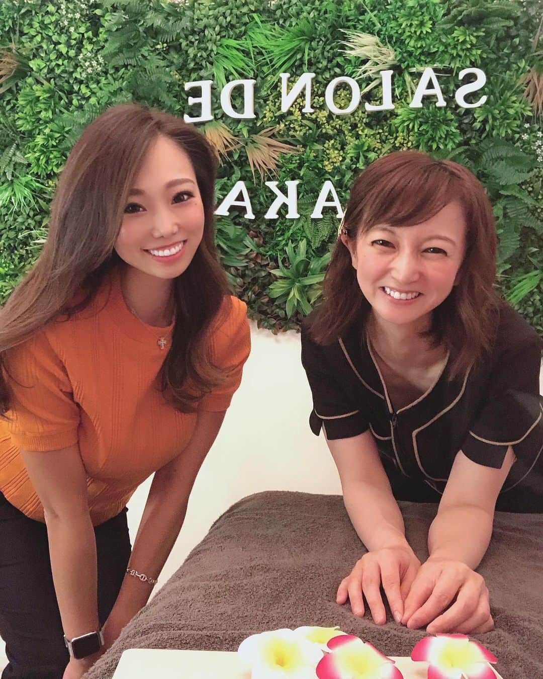 Erinaのインスタグラム：「Salon de Akala🔅さん フェイシャルで美活ーっ🤩✨  毛穴洗浄してもらって筋膜リリースで凝り固まってるものをほぐしてもらってからのラジオ波で温めてもらってからの吸引🐙 ギュイーーんと小顔にしてもらったの✨ 仕上げは気になってたエニシーシリーズでもちもちぷるぷるに🥰❣️ 首肩コリもスッキリ流して、バストケアもしてもらってこれがビックリ😳❗️ ふわふわのおっぱいになったの👙 ボリュームもでて最高っ❣️ おっぱいってちゃんとケアしたらいくつになってもほんまに成長すると実感してる🐄❣️ フェイシャル受けて小顔なるしおっぱいふわふわなるし一石二鳥🤣  1日3名様限定、完全個室制で感染対策もばっちし🙆‍♀️  今回えりなが受けてきたコースは 整形級パック付き！ウルトランスフォーマーマシン★フェイシャルリフトアップコース90分+毛穴洗浄付きでした📝✨  えりなのインスタ見たとおっしゃっていただければ、な、なんと同じメニューが 通常価格　21,000円のところ →お試し価格  4,980円 →回数コースご契約 10%OFF にしてくれるんだって😍🌹 もーこれは絶対行くっきゃない🏃‍♀️💕  ご予約はこちらから👇 @salondeakala プロフィールのURL（ホットペッパービューティー）でもご予約できます♪  リバウンドしない！運動や食事制限なし！ ウルトランスフォーマー全身ダイエットコースも大人気！(^^)  大阪府枚方市津田駅前　 学研都市線【津田駅】徒歩1分🚃  痩身・小顔・毛穴専門★1日3名様限定★ 営業時間　10:00-18:00 定休日：日曜日  オーナーのミナさん小顔でツルツルお肌でお綺麗すぎた🥺💓 是非みんな体験してみてっ🧸  #salondeakala#サロンドアカラ#枚方エステ #津田#長尾 #ウルトランスフォーマー#エニシーシリーズ#エニシーグローパック#小顔#リフトアップ#たるみ#老け顔防止#ダイエットメニュー#育乳#バストアップ#ダイエット#ゴルフ#ゴルフ男子#ゴルフ女子#ゴルフ好き#ゴルフ場#ゴルフコーデ#ゴルフ練習#ゴルフ三昧#ゴルフ仲間#ゴルフバカ#ゴル女#ゴルファー#ゴルフ中毒」