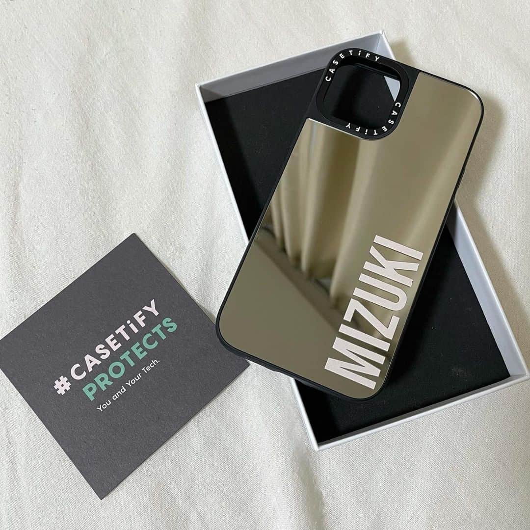 杉浦みずきのインスタグラム：「. new iPhone case❤︎ このタイプがお気に入りすぎて またこれにしてしまった😂 今回はミラーの面積多いバージョン笑 可愛いし便利なのだ🥺 ・ @casetify_jp  @casetify」