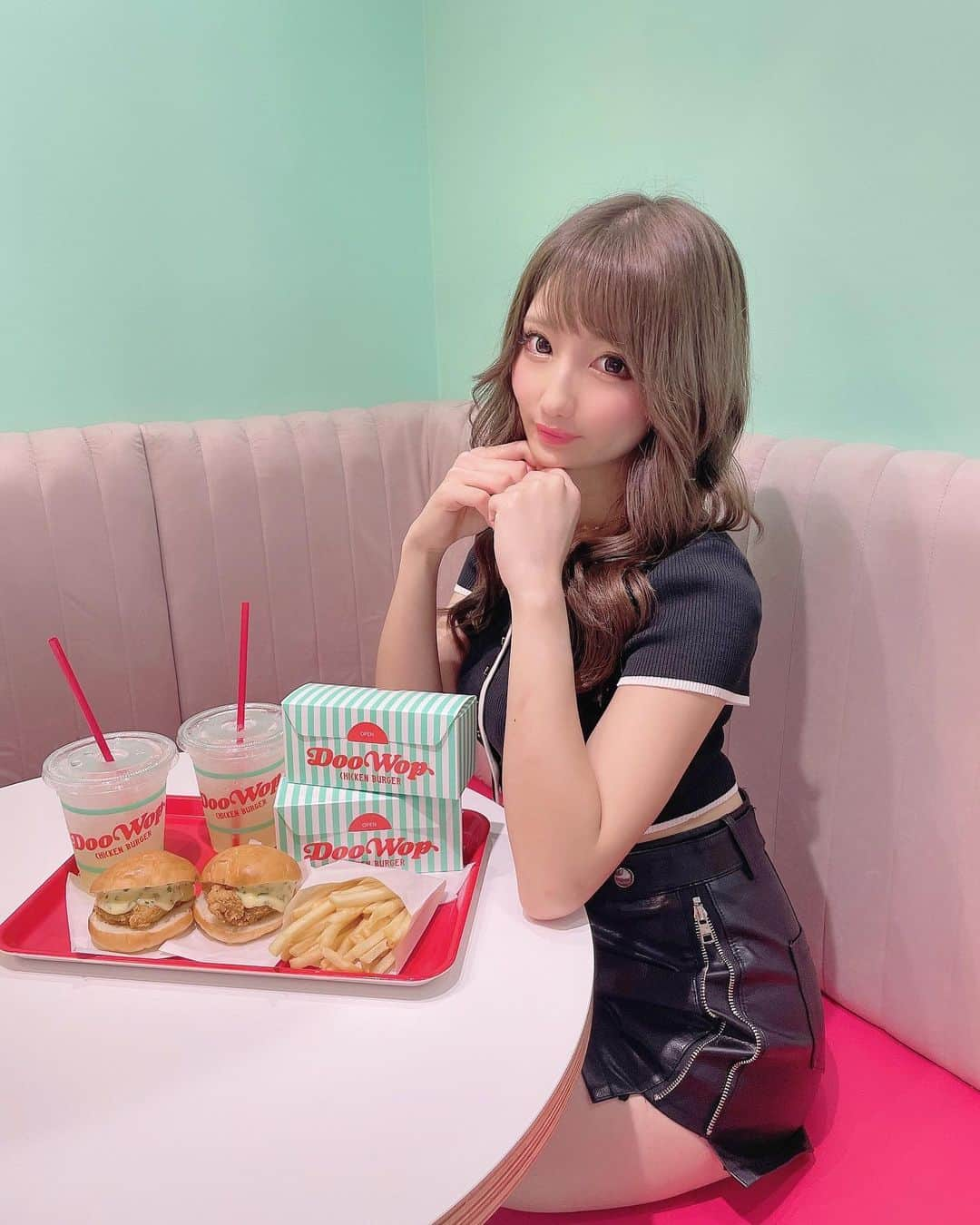 まゆぴちゅーさんのインスタグラム写真 - (まゆぴちゅーInstagram)「🥤🍔 Doo Wop 🍔🥤🗽𓂃 𓈒𓏸  代官山に新しくできた話題のハンバーガー屋さん🍔！ 本格チキンハンバーガー専門店🐓 Doo Wop(ドゥーワップ) @official_doowop  に行ってきた\( ˆoˆ )/⭐️  店内もカジュアルでフォトジェニックで とーーってもかわいいっ🇺🇸🍕♪！！！！  入れ物とか見た目のサイズ感とかもとってもかわいい！ のに！！！ 味もまっっじで美味しいっ🥺🥺🍔🐓💓💓💓  ここは普通にリピしたくなる⭐️ テイクアウトもかなり人気だったよー♡！  👗coordinate⬇︎ トップス　@_coco_vintage_  ボトムス　@plastic_bunny_  ブーツ　@shaon.official  バッグ　@_coco_vintage_  . .  ----------------------------------------------------------  最寄駅🚃：代官山駅徒歩30秒 住所🏡： 東京都渋谷区恵比寿西1-35-14 営業時間⏰： 平日:ブレックファースト　8:30〜10:30 　ランチ・ディナー:10:30〜22:00(L.O 21:30) 　※ブレックファーストは別メニュー⚠️ 　土日祝:10:00〜22:00(L.O 21:30) 定休日🌤：なし 電話番号📞： 03-6433-7565  ----------------------------------------------------------  . . . #doowop #ドゥーワップ #チキンバーガー #代官山カフェ #代官山ランチ #代官山グルメ #渋谷カフェ #恵比寿カフェ #恵比寿ランチ #東京カフェ #東京カフェ巡り #東京オシャレカフェ #カフェスタグラム #カフェ活」9月28日 19時47分 - mayu_03pichu