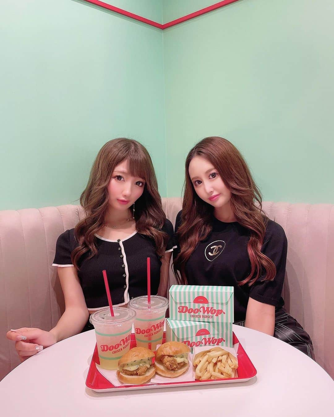 まゆぴちゅーさんのインスタグラム写真 - (まゆぴちゅーInstagram)「🥤🍔 Doo Wop 🍔🥤🗽𓂃 𓈒𓏸  代官山に新しくできた話題のハンバーガー屋さん🍔！ 本格チキンハンバーガー専門店🐓 Doo Wop(ドゥーワップ) @official_doowop  に行ってきた\( ˆoˆ )/⭐️  店内もカジュアルでフォトジェニックで とーーってもかわいいっ🇺🇸🍕♪！！！！  入れ物とか見た目のサイズ感とかもとってもかわいい！ のに！！！ 味もまっっじで美味しいっ🥺🥺🍔🐓💓💓💓  ここは普通にリピしたくなる⭐️ テイクアウトもかなり人気だったよー♡！  👗coordinate⬇︎ トップス　@_coco_vintage_  ボトムス　@plastic_bunny_  ブーツ　@shaon.official  バッグ　@_coco_vintage_  . .  ----------------------------------------------------------  最寄駅🚃：代官山駅徒歩30秒 住所🏡： 東京都渋谷区恵比寿西1-35-14 営業時間⏰： 平日:ブレックファースト　8:30〜10:30 　ランチ・ディナー:10:30〜22:00(L.O 21:30) 　※ブレックファーストは別メニュー⚠️ 　土日祝:10:00〜22:00(L.O 21:30) 定休日🌤：なし 電話番号📞： 03-6433-7565  ----------------------------------------------------------  . . . #doowop #ドゥーワップ #チキンバーガー #代官山カフェ #代官山ランチ #代官山グルメ #渋谷カフェ #恵比寿カフェ #恵比寿ランチ #東京カフェ #東京カフェ巡り #東京オシャレカフェ #カフェスタグラム #カフェ活」9月28日 19時47分 - mayu_03pichu