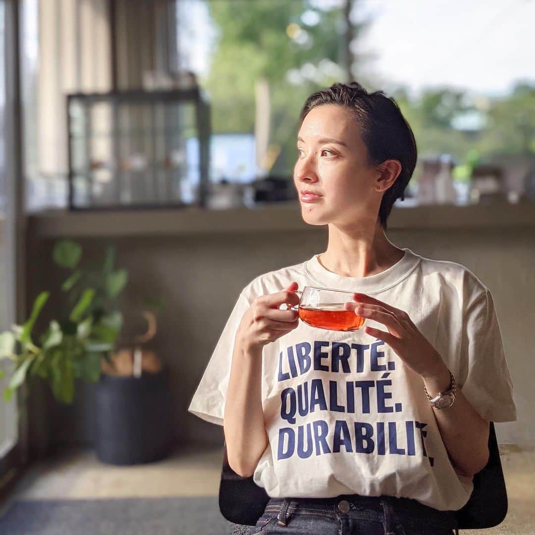 前田紀至子のインスタグラム：「さっとデニムの丈詰めだけ行くつもりが、ついつい素敵なカフェに寄り道。西陽が綺麗でうっとりでした。  お洋服は新しいスローガンがとってもしっくり来たプチバトーのTシャツ。メッセージTはあまり外で着ない方ですが、珍しくガンガン着ています。看板に偽りなしで生地がとても良いのです。 Liberté Qualité Durabilité !   そしてこの日のメイク、ベースから何から薄めだったものの、仕上がりが結構好きだったので次のポストでご紹介しますね。  #プチバトー#プチバトーの新しいスローガン#自由品質持続可能#シスレー#charmy#acnestudios」