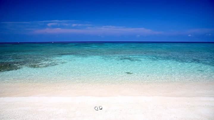 Syuuichi Yamadaのインスタグラム：「海と島ぞうり👣 ・ ・ ・ ・ #沖縄#東京カメラ部#沖縄好きな人と繋がりたい#海#夏#与論島#一人旅#女子旅#写真好きな人と繋がりたい#visitokinawa#okinawa#light_nikon」