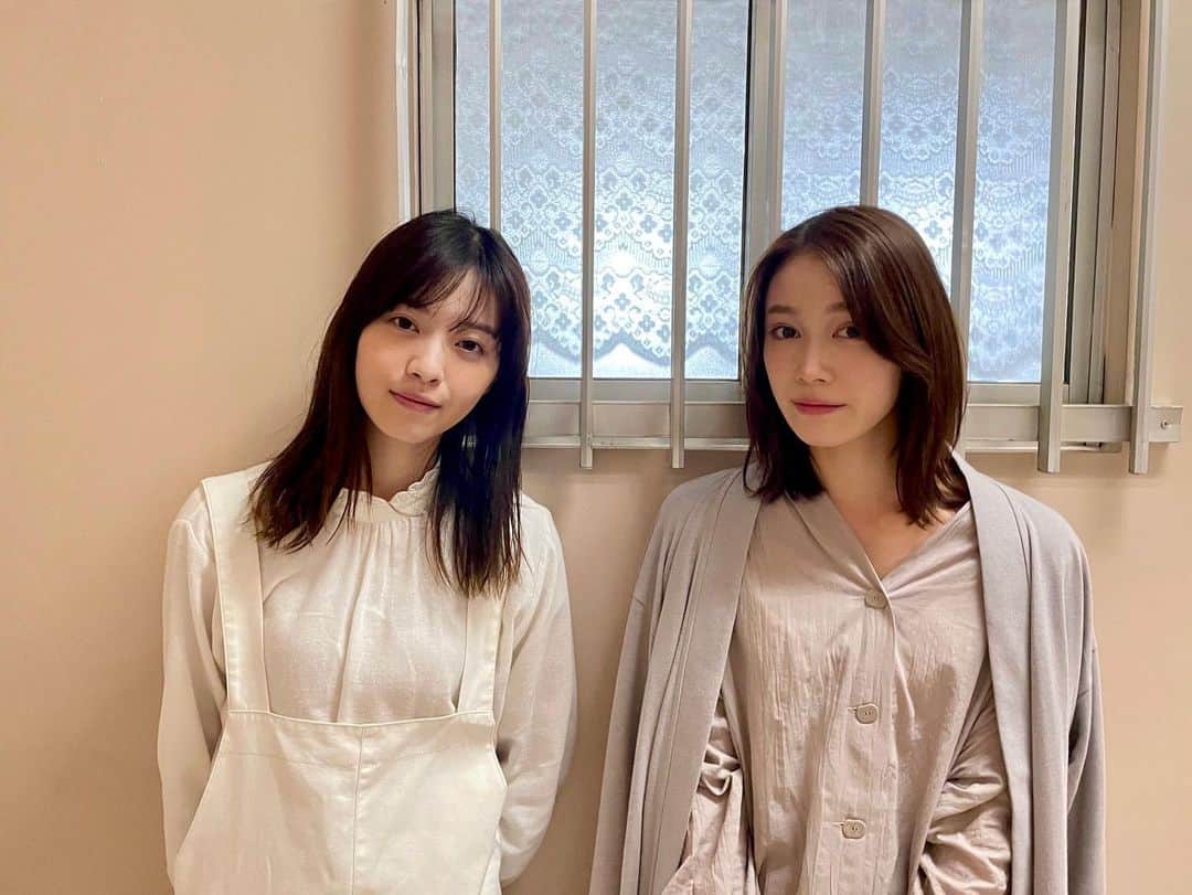 のインスタグラム：「.  🖤#言霊荘 オフショ🖤  ある日のコトハ（#西野七瀬）と 栞（#中村ゆりか）📸  おっとりした雰囲気が どことなく似ているおふたりの 癒しショットをどうぞ☺️  #見ているだけでヒーリング効果がありますよね💕 #テレビ朝日×#ＡＢＥＭＡ #10月9日土曜よる11時スタート」