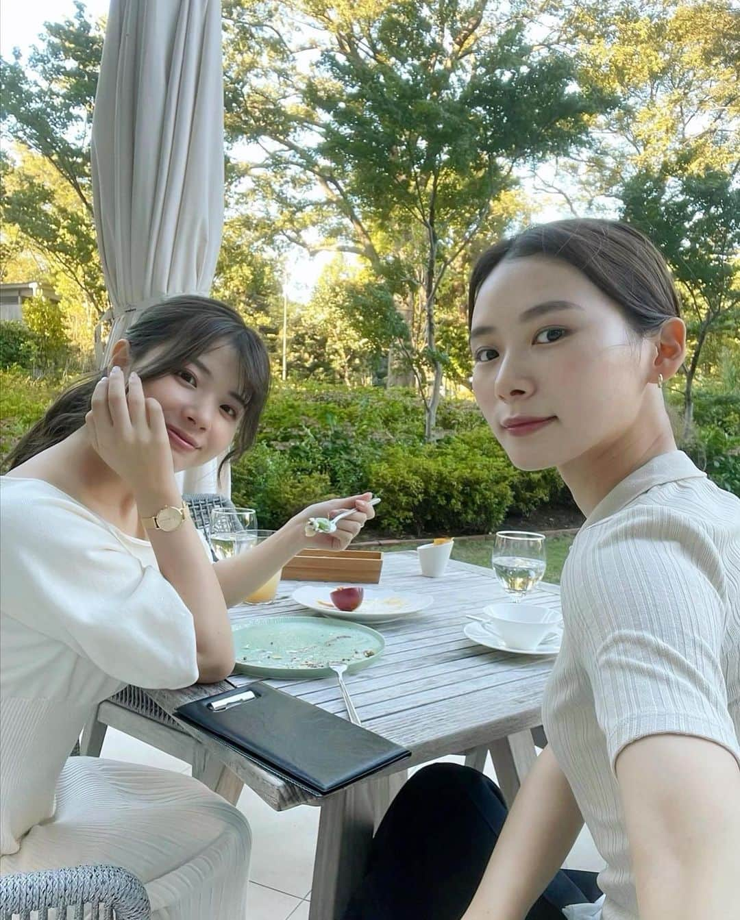 朝日奈央さんのインスタグラム写真 - (朝日奈央Instagram)「少し前に瑠夏とティーした時の🫖🌿 何にもない日だったのに(毎日が特別な日) 瑠夏からお花をもらったの😭 嬉しかったあ💐ありがとう〜☺️」9月28日 20時23分 - pop_step_asahi