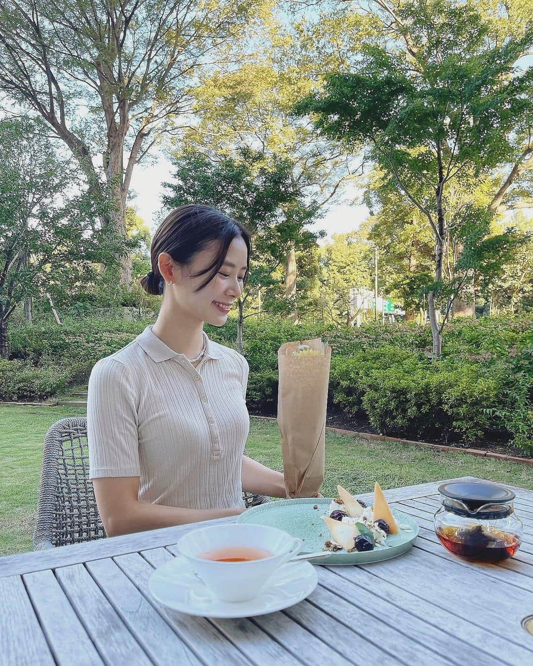 朝日奈央さんのインスタグラム写真 - (朝日奈央Instagram)「少し前に瑠夏とティーした時の🫖🌿 何にもない日だったのに(毎日が特別な日) 瑠夏からお花をもらったの😭 嬉しかったあ💐ありがとう〜☺️」9月28日 20時23分 - pop_step_asahi