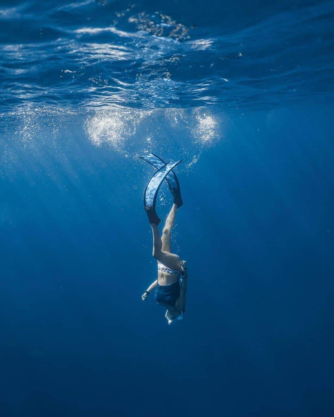 H I R O M I M O R I Y Aのインスタグラム：「💧Dark blue💧  深い海に入水した瞬間📸  水飛沫、淡い光、完璧だね🌊  #underwaterphotography #paditv #underwater #ocean #underwaterlife #scubadiving #earthshotz #planetearth  #freediving #freedivephotography  #ダイビング　#ダイビング好きな人と繋がりたい #宮古島ダイビング　#宮古島　#沖縄好き  #水中写真　#自由潛水　#海好きな人と繋がりたい　#八重干瀬」