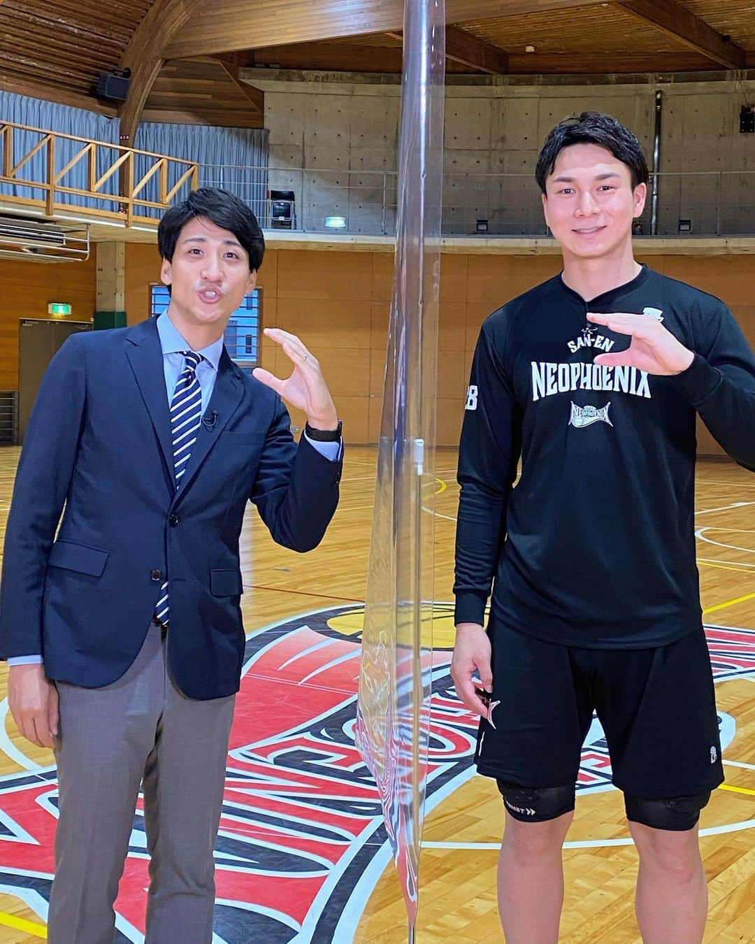 山本紘之のインスタグラム：「津屋一球選手  三遠ネオフェニックスの津屋一球選手にインタビューしました。 生まれつき難聴を抱えながらも、補聴器を付けてバスケットボールを続けてきた津屋選手。 聴覚障がい者がプレーするデフバスケにも挑戦し、そこで得たことなどを話してくれました。 是非今夜のnews zeroでご覧ください。  #津屋一球 選手 #津屋選手の活躍により生まれた言葉 「津屋ってる」 #手でひらがなの「つ」 #津屋ってるポーズです」