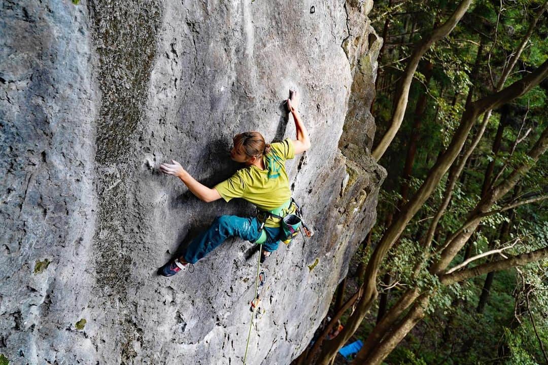 金子桃華のインスタグラム：「初河又！1年ぶりの岩🪨 イケてる写真撮ってもらったので📸😎 楽しかった💯  #climbing #bouldering #クライミング  #ボルダリング #河又  @e9clothing_official  @aussti_jp」