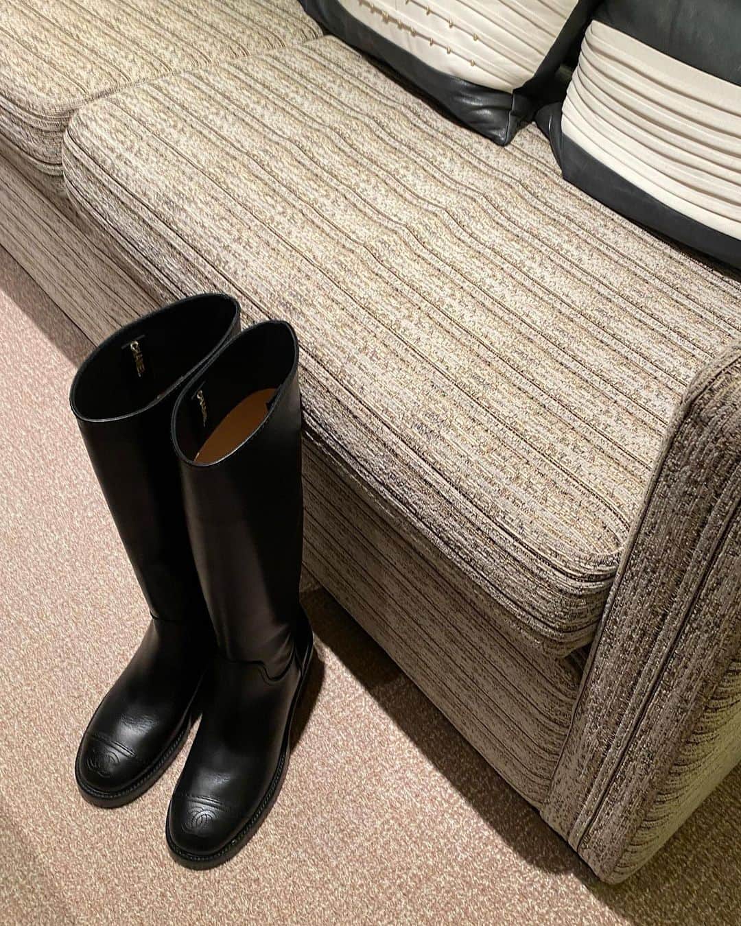 urakoのインスタグラム：「. ここ何年も ロングブーツ探してたけど なかなかしっくりくるモノに出会えずだったのが ついに出会えた🖤 . やっぱりかわい🤤🖤 . . #CHANEL」