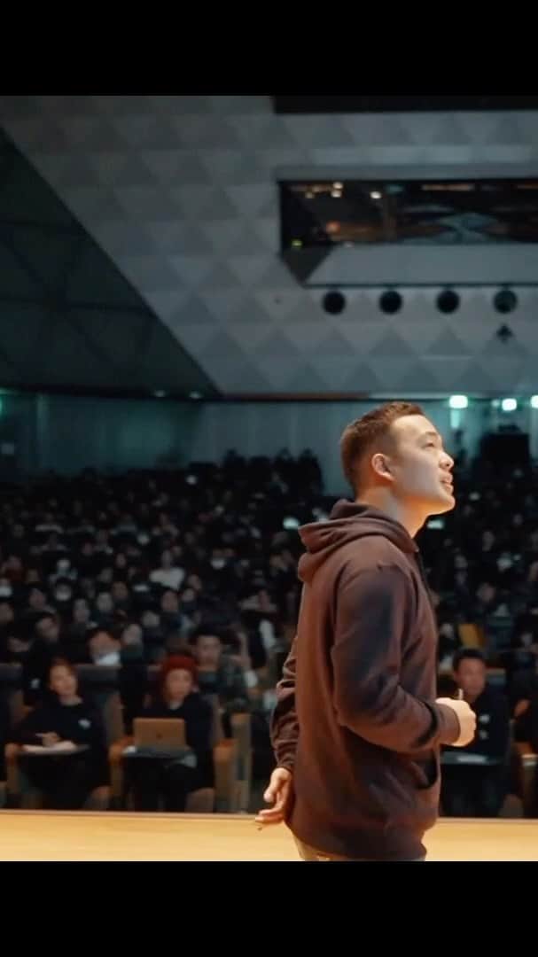 社会人のための学校MUPのインスタグラム：「. . 「ビジネスで所得を上げたい…」 「もっと豊かな生活を送りたい….」  そう思って何年も経っていませんか？  毎月少額の投資も良いかもしれませんが、自由な生活が手に入るのは結局定年後…  一番大切で最大のリターンを生む投資は、知識への投資です。  お店を始めるにしても、ビジネスで商品を販売するにも、全てにおいて知識が必要です。  お金の投資はゼロになる可能性がありますが、知識への投資は一生モノのスキル。  変わりたい。  そう思い続ける日々は終わりにしませんか？  毎日5分からでも大丈夫。 将来の自分のために新しい事を学ぶ時間を作ってみてください。  その一歩が大きな変化につながります。  #ビジネススキル  #ビジネススクール  #投資  #起業  #学び  #ユアユニ」