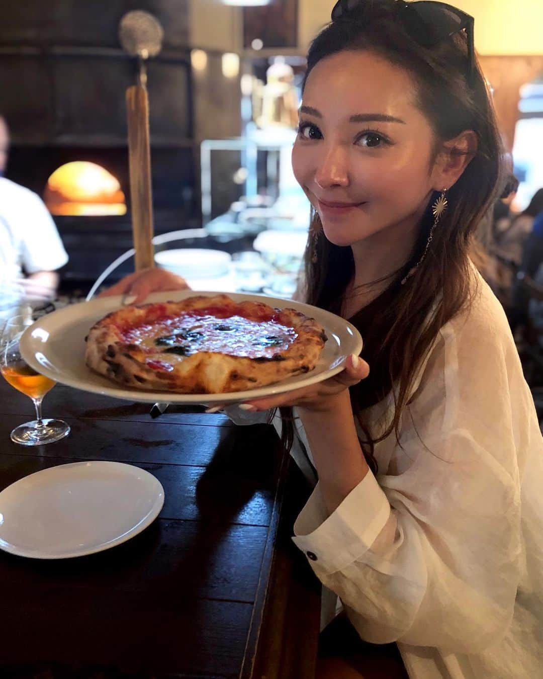 山崎みどりさんのインスタグラム写真 - (山崎みどりInstagram)「沖縄の那覇市にあるpizza屋さん【BACAR】🍕  ここのpizzaは絶品✨  立派な薪窯で焼くピザのメニューは 2種類のみ🍕  ⚫︎PIZZA MARGHERITAマルゲリータ ［フレッシュモッツァレラ バジリコ］  ⚫︎PIZZA MARINARA マリナーラ ［ニンニク、オレガノ］  本当はどっちも食べたかったけど お腹の具合的にマルゲリータ一枚にした♡  一枚一枚丁寧にピザを焼いてくれて 焼き上がりのピザは  トマトソース🍅と フレッシュモッツァレラチーズ🧀がとろけてソース化してコラボされてとろんとろん♥️ （動画で伝わるかなー🥰）  味はすごく好みで美味しかったしピザ生地は薄めだからペロリ😋  パスタは🍝 タリオリーニバターチーズソース 白トリュフがけ♡  隠し味は鶏出汁だそう♡ 白トリュフをこれでもかとかけてくれた😍 シンプルだけどすーごく美味しくてこれもペロリ😋最高✨  ドリンクは金川製茶。 初めて飲んだお茶だけどスッキリしてるのにすごく香り高くて美味しかったな✨  あとライトもかわいかったの💡 電球にパスタの袋を被せててそれがまたレトロでおしゃれだった💡  沖縄行ったらまた絶対来たいお店♥️  ※私は🍕を持つと満面の笑顔が出がちのよう（笑） ────────────────────────── #bacar #bacarokinawa #ピザ#pizza#沖縄グルメ#美味しいイタリアン#美味しいピザ#美味しいご飯#🍕#🍝 #顔がテカテカなのは気にしないで」9月28日 21時43分 - midori_yamasaki_