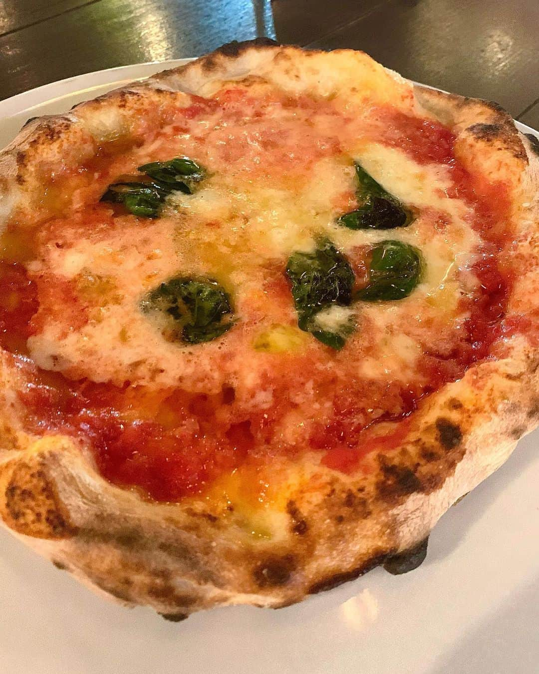 山崎みどりさんのインスタグラム写真 - (山崎みどりInstagram)「沖縄の那覇市にあるpizza屋さん【BACAR】🍕  ここのpizzaは絶品✨  立派な薪窯で焼くピザのメニューは 2種類のみ🍕  ⚫︎PIZZA MARGHERITAマルゲリータ ［フレッシュモッツァレラ バジリコ］  ⚫︎PIZZA MARINARA マリナーラ ［ニンニク、オレガノ］  本当はどっちも食べたかったけど お腹の具合的にマルゲリータ一枚にした♡  一枚一枚丁寧にピザを焼いてくれて 焼き上がりのピザは  トマトソース🍅と フレッシュモッツァレラチーズ🧀がとろけてソース化してコラボされてとろんとろん♥️ （動画で伝わるかなー🥰）  味はすごく好みで美味しかったしピザ生地は薄めだからペロリ😋  パスタは🍝 タリオリーニバターチーズソース 白トリュフがけ♡  隠し味は鶏出汁だそう♡ 白トリュフをこれでもかとかけてくれた😍 シンプルだけどすーごく美味しくてこれもペロリ😋最高✨  ドリンクは金川製茶。 初めて飲んだお茶だけどスッキリしてるのにすごく香り高くて美味しかったな✨  あとライトもかわいかったの💡 電球にパスタの袋を被せててそれがまたレトロでおしゃれだった💡  沖縄行ったらまた絶対来たいお店♥️  ※私は🍕を持つと満面の笑顔が出がちのよう（笑） ────────────────────────── #bacar #bacarokinawa #ピザ#pizza#沖縄グルメ#美味しいイタリアン#美味しいピザ#美味しいご飯#🍕#🍝 #顔がテカテカなのは気にしないで」9月28日 21時43分 - midori_yamasaki_