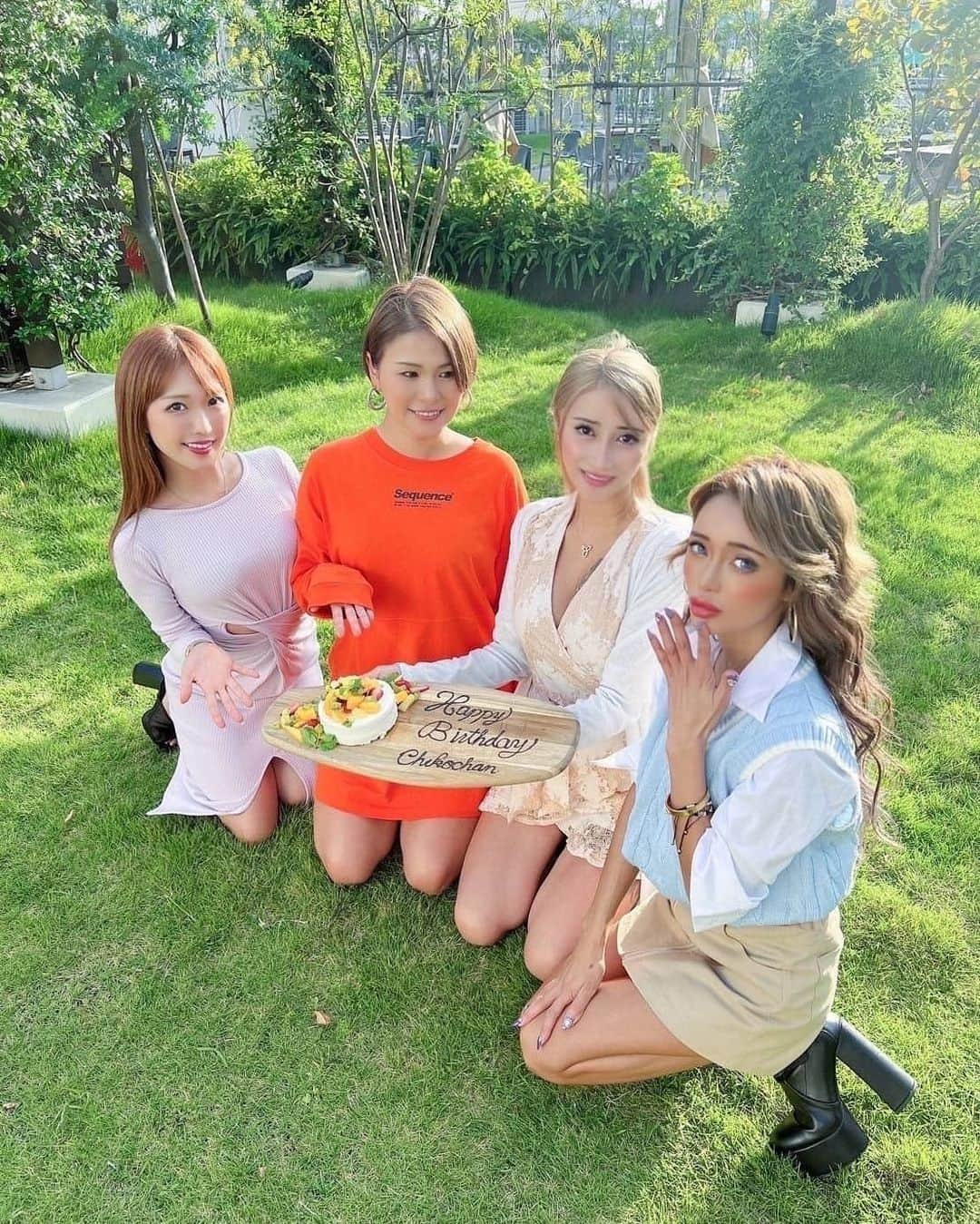 藤木そらさんのインスタグラム写真 - (藤木そらInstagram)「. .I had a spectacular lunch in the middle of the city ♥ ️ I'm happy because my friend's surprise birthday was also successful 😍✨ . .新宿駅にあるルミネ1屋上で絶景ロケーションランチをしてきたょ♥️😍 . . .旅行に行った気分を味わえる、旅するBeach Gardenはめちゃくちゃ素敵でした🥺‼️✨ . .こんな絶景ビアガーデンはここでしか味わえへん😣🎶❤️ @hello_beergarden 9月30日までだから寂しいなあ😭😭‼️✨ . . .しかも日本で唯一シネマビアガーデンができるねん( ᷇࿀ ᷆ )やばすぎる♥️❤️💙 . . .大好きなちこちゃんのサプライズ誕生日も出来てよかったなぁ( ˘ ³˘)♥ ﾟ+｡:.ﾟこのメンバー大好きすぎる💝💞色々楽しみだなぁ✌︎︎︎⚆⚆︎︎︎︎✌︎︎︎♥️✨ . . . . . . . . . . . . . .#ビアガーデン #ヤードグラス #屋上バーベキュー #新宿グルメ #新宿ルミネ1  #屋上テラス #サプライズ誕生日 #穴場スポット #居酒屋グルメ #ビアガーデン東京  #hello旅するbeergarden  #映えスポット  #東京bbq  #デートスポット #東京女子部  #東京グルメ巡り」9月28日 21時47分 - sorafujiki