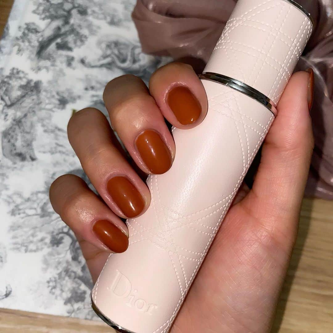 加藤玲奈のインスタグラム：「秋っぽいマニキュア塗ってみた💅 @rmkofficial のレッドクレイ！  そして手に持ってるのは香水のケース✨ お気に入りなのっ💓」