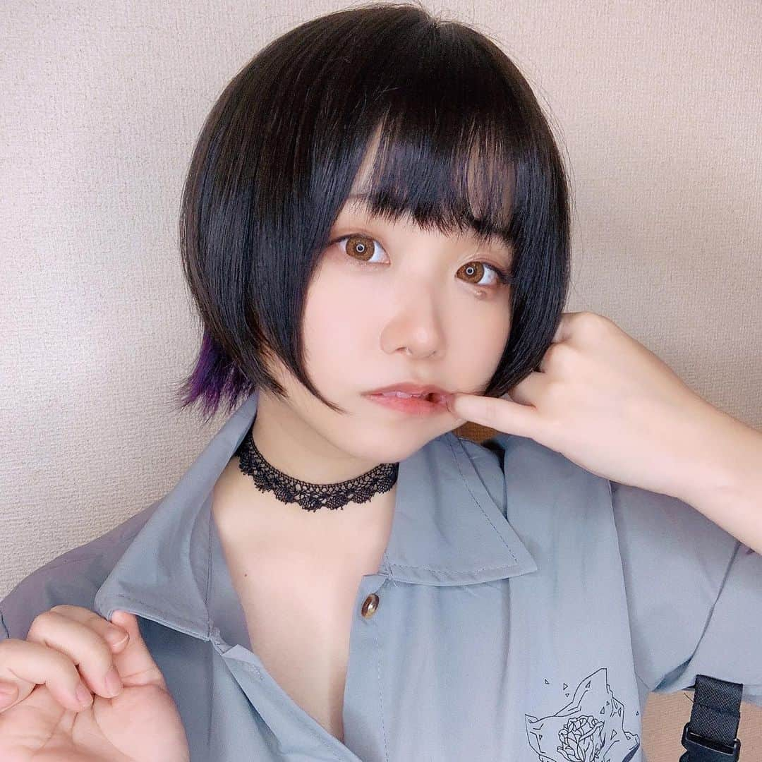 くろねこのインスタグラム：「たまにはかっこいい感じで✌️  この前髪切ってもらったよ！  #japanesegirl #黒髪 #黒髪女子 #くろねこ #selfie #自撮り #自撮り女子 #インナーカラー #ショートウルフ #ショートカット」