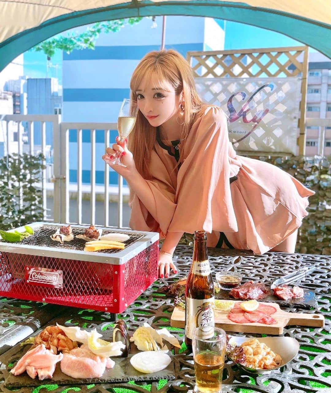 真優川咲さんのインスタグラム写真 - (真優川咲Instagram)「#🍖#🥩#🥓#🍧#🥂 #夏の思い出 🥰✌︎ ✨  #今年最後の夏 してきたよ~😽🎵🍖🍧✨  #神奈川県厚木市 にある #DiningBarResortsky ✨ 【@diningbarresortsky 】へ#ドライブ がてら~🚗 今年初の #BBQ 😍✌︎🥓✨  まだまだ暑くて#テラス が気持ちよすぎたよ🎐🥰  テラスで食べるご飯は#密 にもならないし🙆‍♀️🍃 人との接触もほぼなく#開放的 で最高でした💕  お肉も最高に美味しくて✨ 何より#デザート で出てきた#雪華 の#かき氷 が 最高に#美味しすぎ て#優勝 でした🍧🥺❤️‍🔥  都会のど真ん中 とはまたちがって💯 #ゆっくりとした時間 が流れてて⌛️ #束の間の幸せ に癒されました😽💕  また絶対行きたい🥰 #厚木テラス はまだまだ涼しくて これからの時期でも気持ち良さそう🥰💘  アクティブなのが意外と言われるけど..笑 秋は#グランピング とかも挑戦したいな🏕😝🎵  coordinate by @royalparty_official 👗 #ビアガーデン　 #本厚木BBQ #本厚木グルメ #本厚木焼肉 #かきごおりすと #咲コーデ💋  #咲グルメ💋」9月28日 22時47分 - saki_411