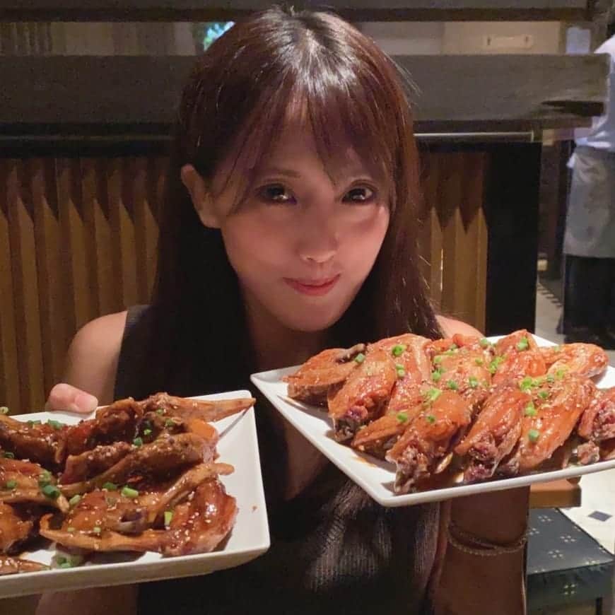 日里麻美のインスタグラム：「* 手羽先を主張  食べることは大好きだ！！  * * *  ❇️#ミスFLASH2022 オーディション参加中！応援必要としてます！！❇️ 【販売中】 💠抑えきれない胸の鼓動　DVD & Blu-ray Amazonなどで購入できます 💠グラビア学園　グラビア動画&デジタル写真集　Amazon、DMMで購入できます  【TV、Web】 💠 打姫オバカミーコ　劇場公開決定  💠毎週木曜日YouTube　タイタン東スポ部更  💠さまぁ～ずチャンネル　『訳あり女』  💠YouTube　『ひさっちゃんねる』で検索 最新「ミスFLASH2022応援方法」  【イベント】 💠10/5  ミスFLASH2022マシェバラ公式配信👑 💠10/13  ミスFLASH2022マシェバラ公式配信 * * * * #乳圧女 #着衣巨乳 #着衣でも主張 #乳圧 #おっぱいの大きいお姉さんは好きですか #hisato」