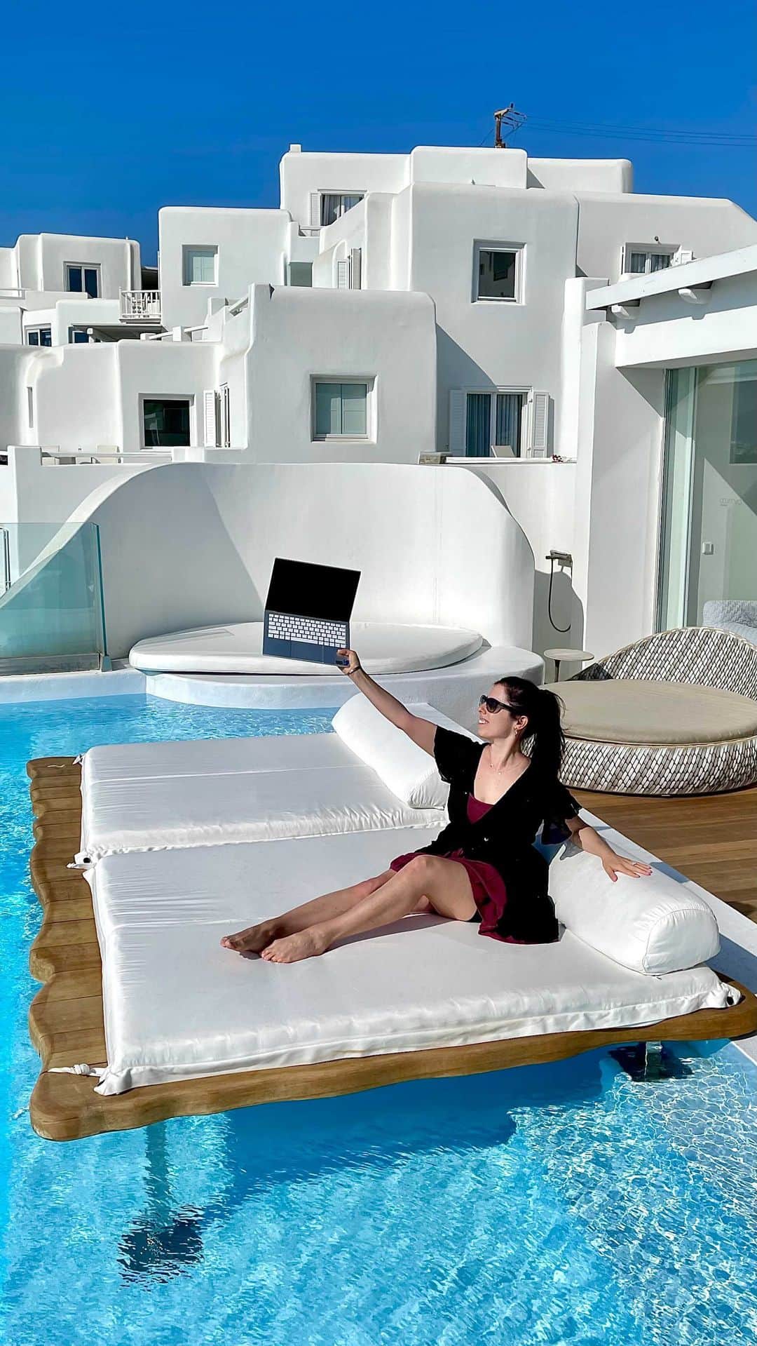 bestvacationsのインスタグラム：「How we stay productive while we travel the world! We love using our #Razerbook 13 laptop powered by Intel! #Razer」