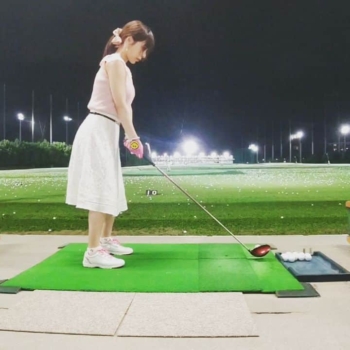 桜井彩のインスタグラム：「∗ ∗ 先週の打ちっぱなし⛳️✨ ∗ 久しぶりに動画を撮ってみたんだけど、バックスイングのスピードに性格が出ちゃってるね😂笑 ∗ もっとテキパキ打たないと！！ ∗ でも体が回る様になった気がする❣️ #ゴルフ #ゴルフ女子 #ゴルフすきな人と繋がりたい #golf #ゼクシオ #スイング動画」