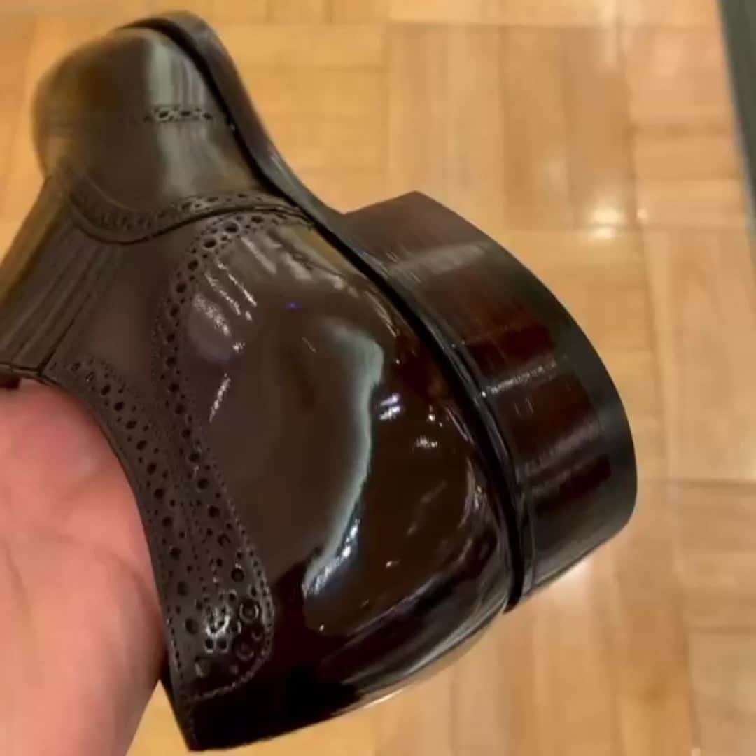ガジアーノ&ガーリングのインスタグラム：「Gaziano Girling Gilbert! Perfectly polished.   Video Credit: @shoeshinebar_nihonbashi」